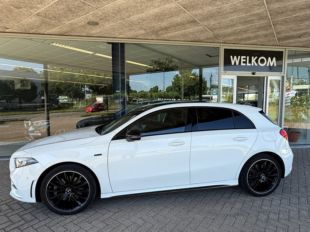 Mercedes-Benz A-klasse 250 e AMG Line Pano|Sfeer|19Inch|Adap, Auto's, Mercedes-Benz, Gebruikt, 4 cilinders, 15 kWh, Leder en Stof
