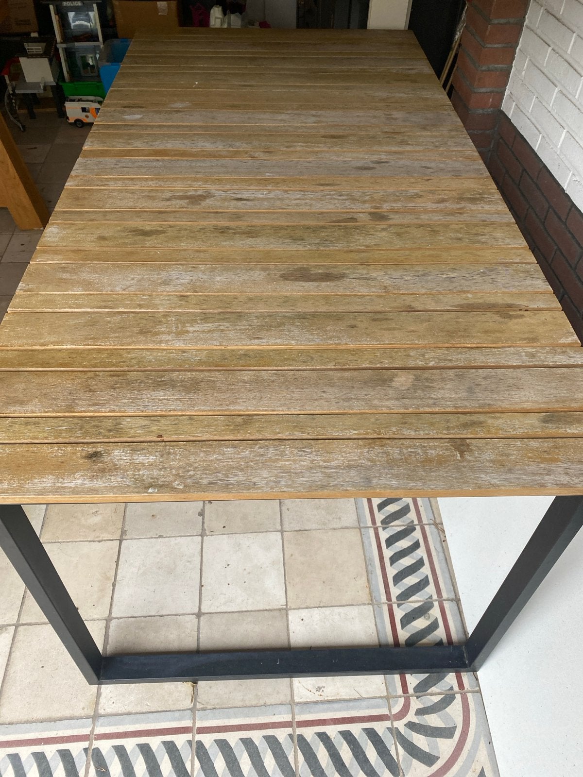 Robuuste tuintafel met houten blad en metalen onderstel, Ophalen, Gebruikt, Rechthoekig, Hout