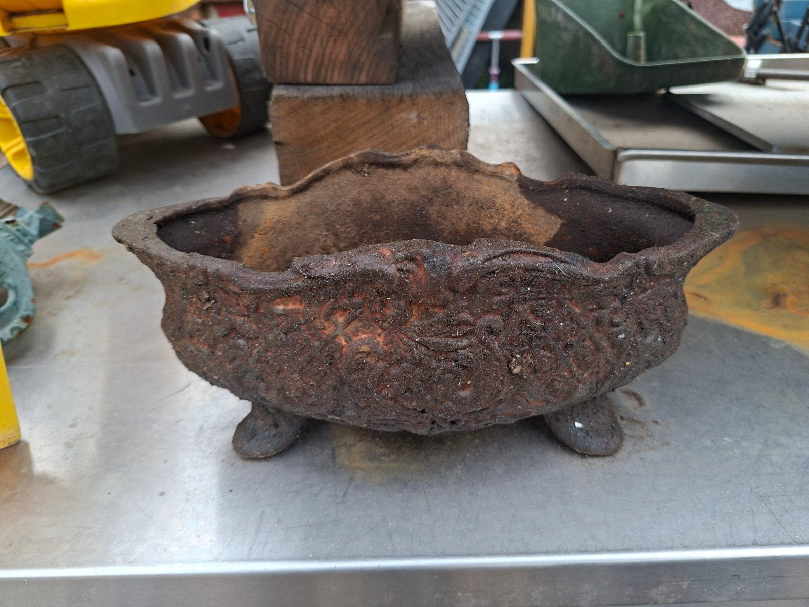 Antieke gietijzeren bloembak met sierlijke details, Gebruikt, Minder dan 30 cm, Minder dan 60 cm, Ophalen of Verzenden
