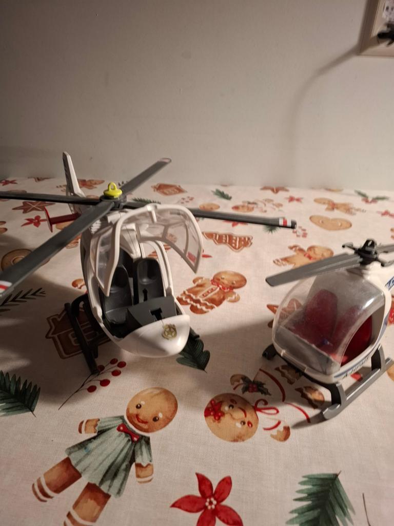 Foto 12 van Playmobil luchthaven met groot vliegtuig, helikopters,  ect.