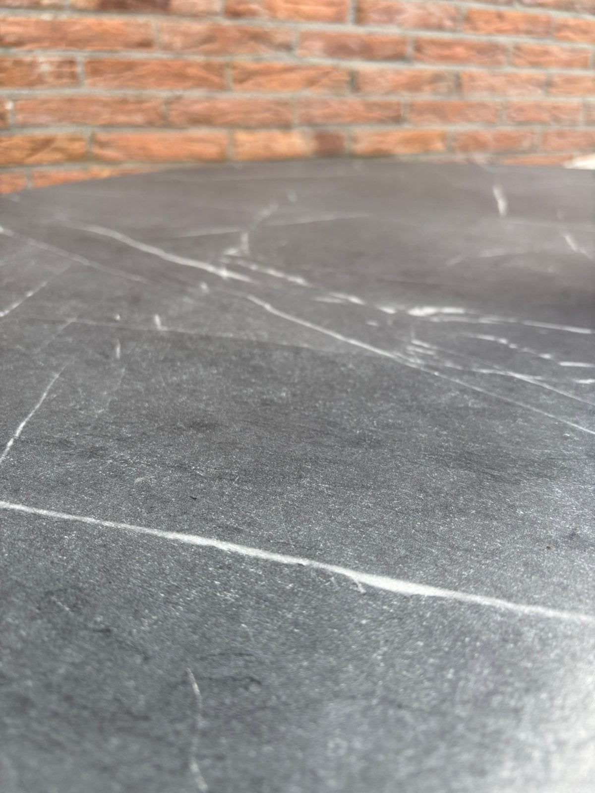 Foto 5 van IKEA Mariedamm ronde eettafel (marmerlook / zwart staal )