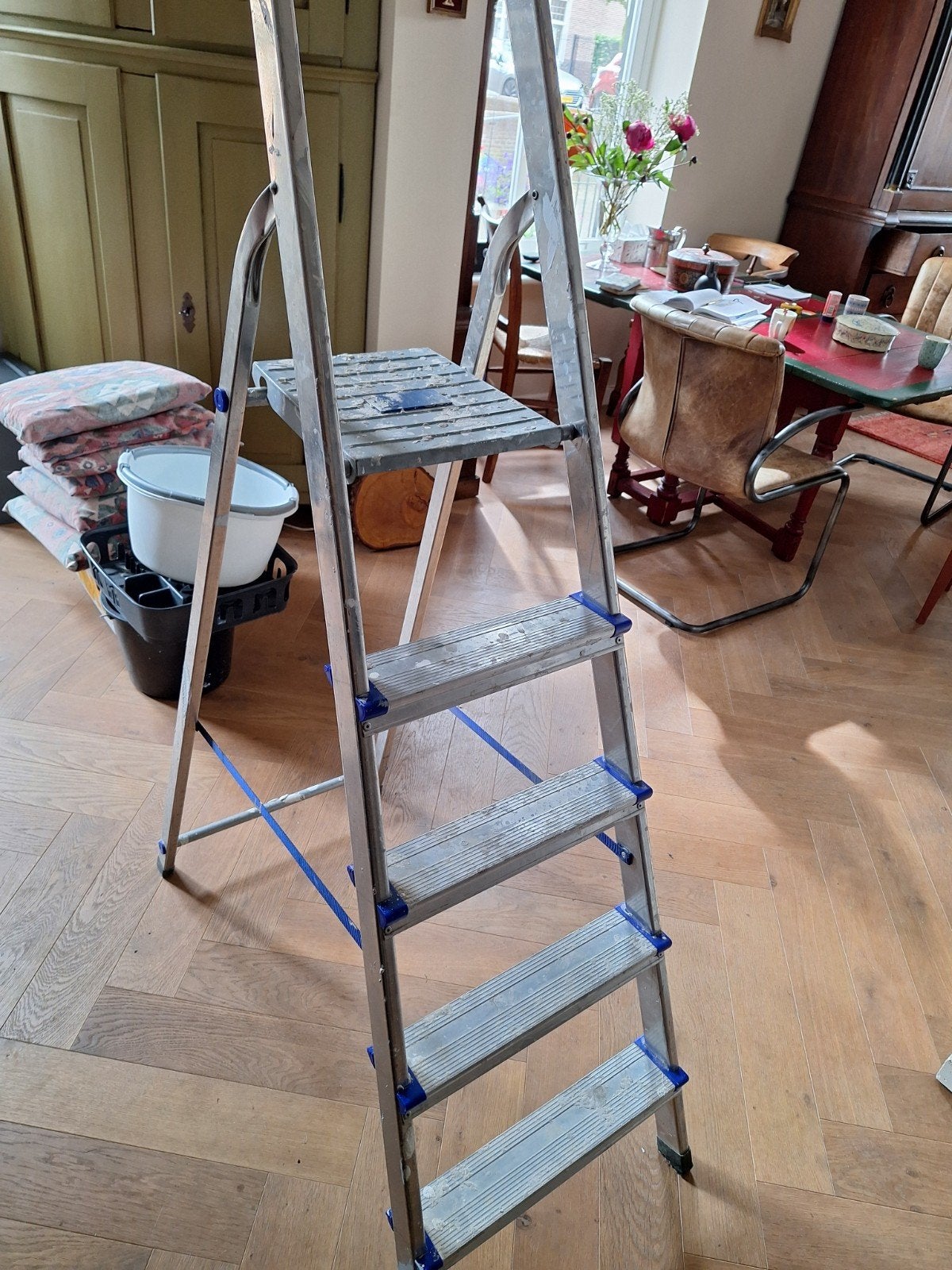 Stevige aluminium trap met 4 treden en plateau, Doe-het-zelf en Verbouw, Ladders en Trappen, Ophalen of Verzenden, Gebruikt, Minder dan 2 meter