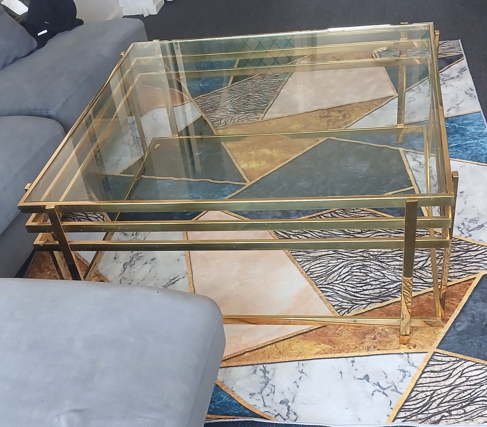 Moderne salontafel met glazen blad en gouden frame, Ophalen, 50 – 75, 50 tot 100 cm, Vierkant