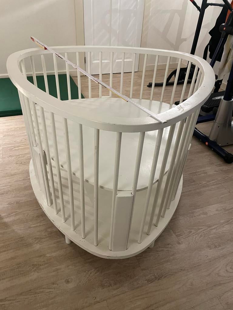 Leuke, driehoekigge witte kinderbox., Kinderen en Baby's, Boxen, Gebruikt, Driehoekig, In hoogte verstelbaar, Wieltjes, Ophalen