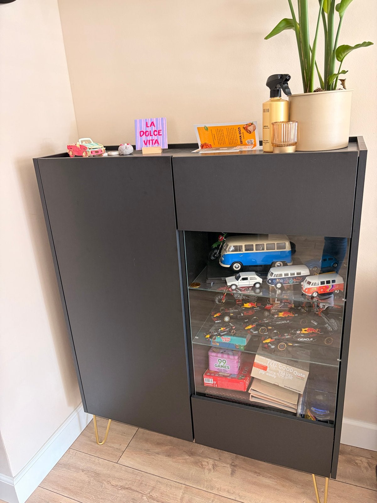 Zwarte dressoir/kast met vitrine en gouden poten, Huis en Inrichting, Kasten | Vitrinekasten, Ophalen, 100 tot 150 cm, Zo goed als nieuw