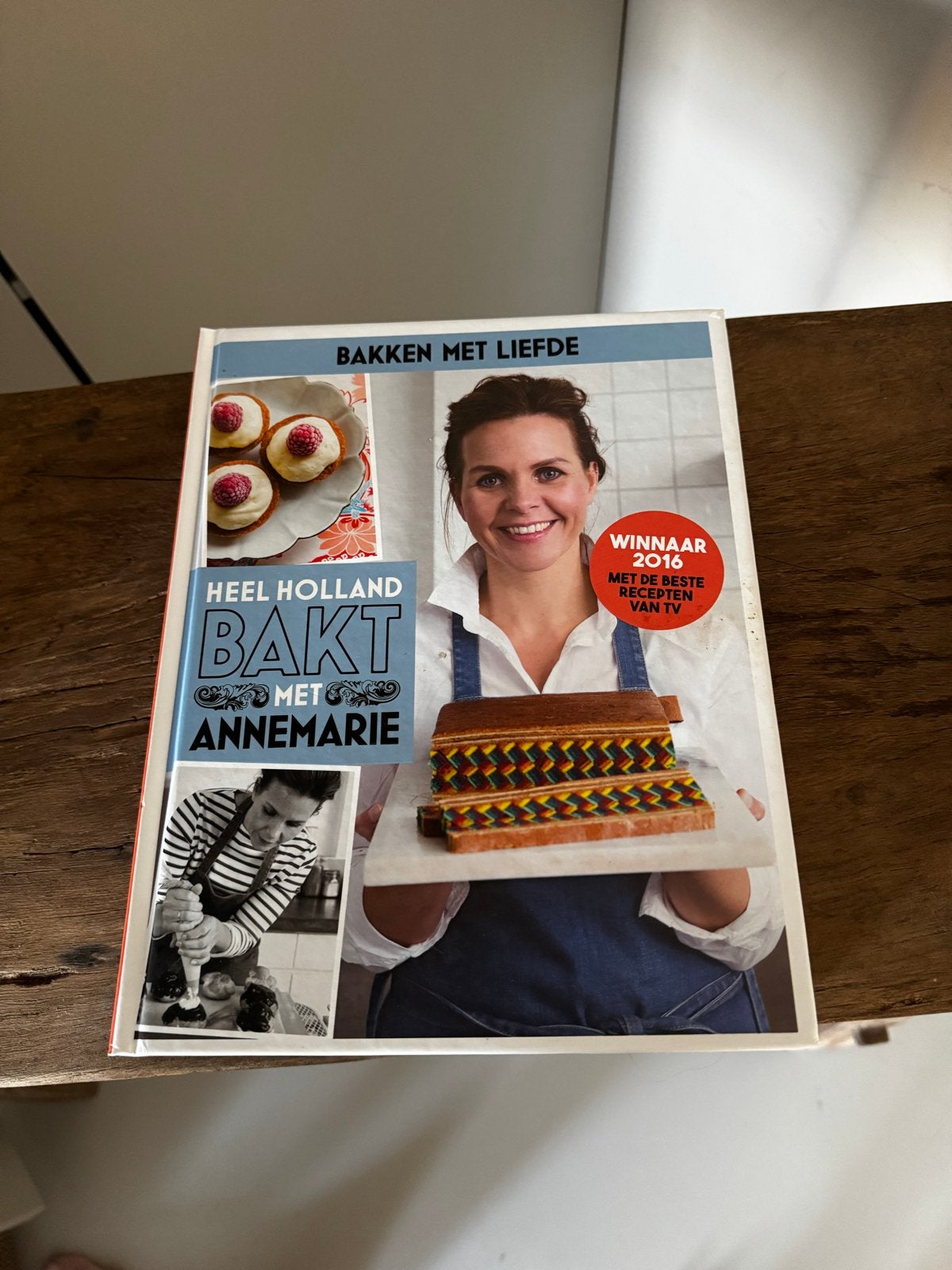 Heel Holland Bakt met Annemarie - Bakken met Liefde, Boeken, Ophalen of Verzenden, Zo goed als nieuw, Nederland en België, Taart, Gebak en Desserts