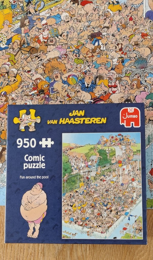 Jan van Haasteren - Fun around the pool 950 stukjes, Hobby en Vrije tijd, Denksport en Puzzels, Ophalen of Verzenden, 500 t/m 1500 stukjes