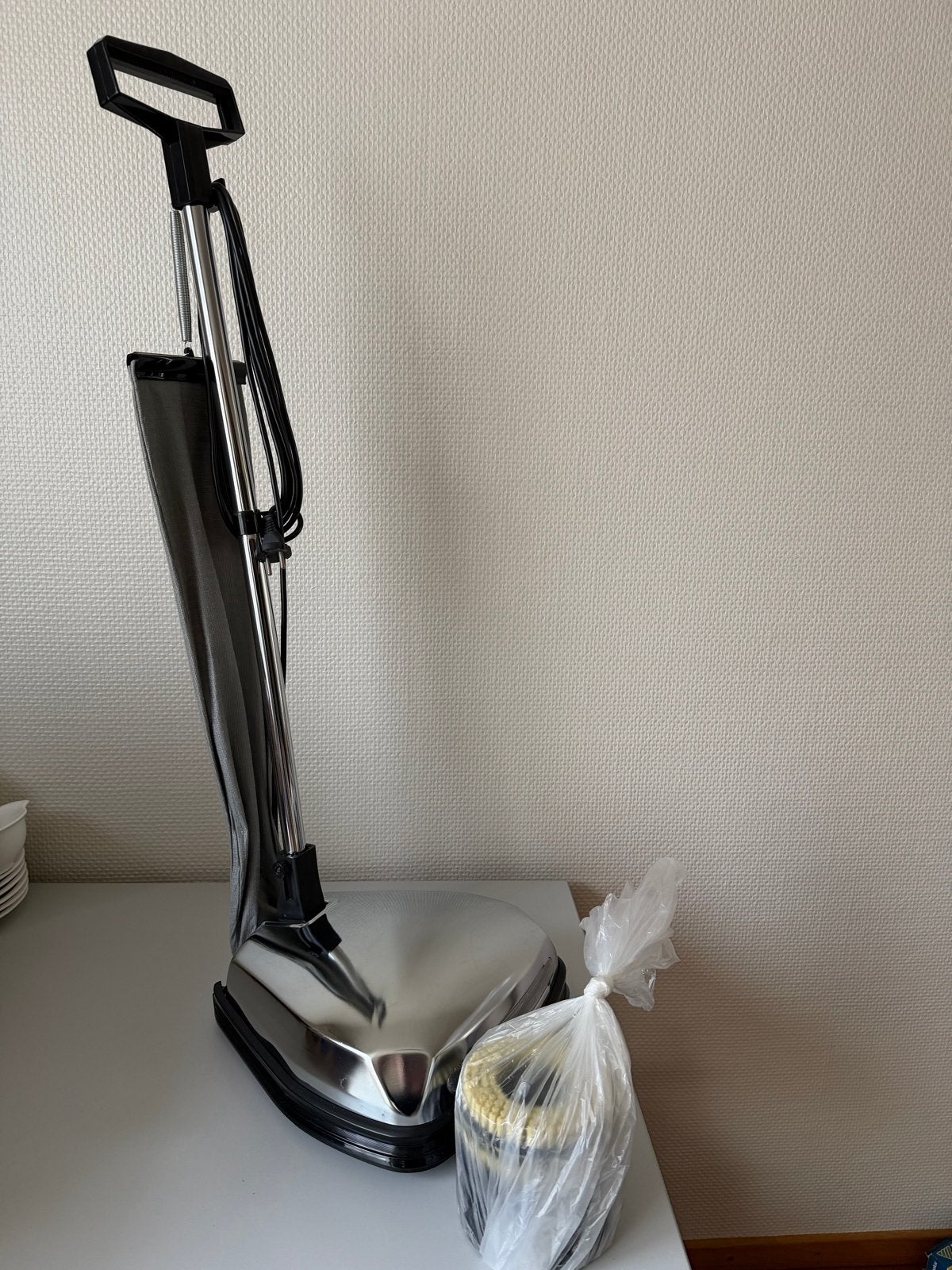 Professionele vloerreiniger / schrobmachine, Ophalen, Zo goed als nieuw, Schrobmachine