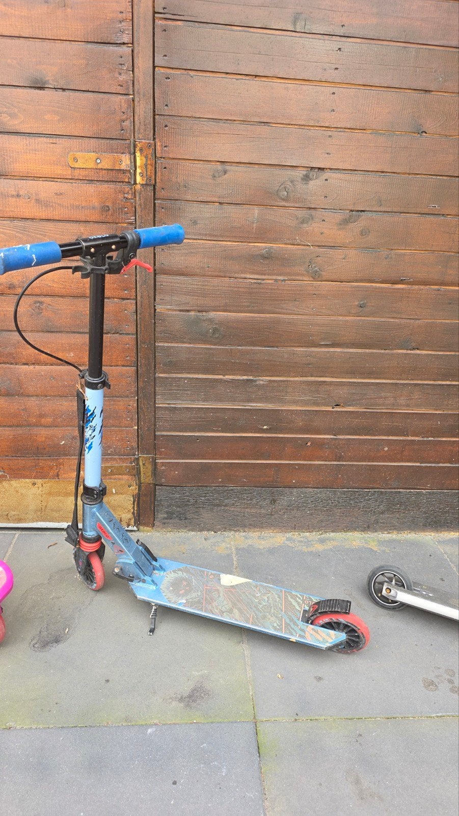 Stuntstep met blauwe handvatten en rode wielen, Ophalen of Verzenden, Gebruikt, Gewone step, Onbekend