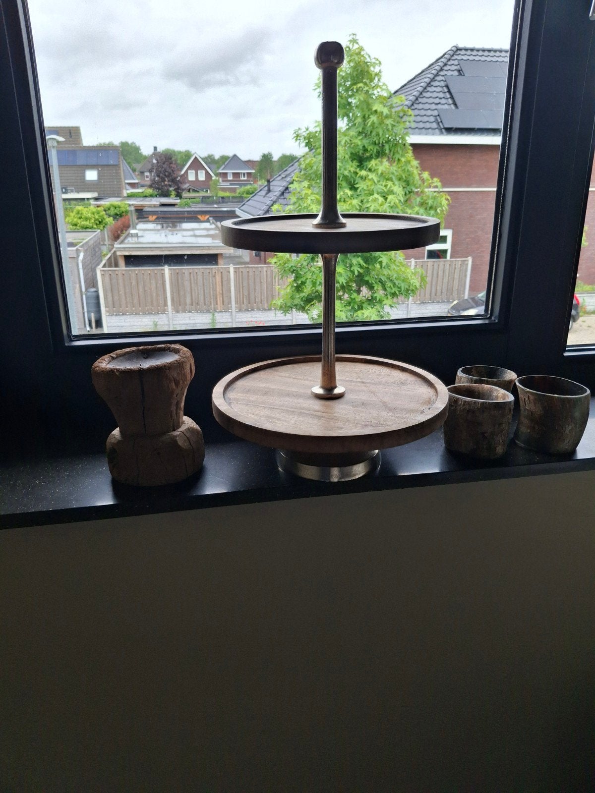 Houten etagère met twee lagen, Huis en Inrichting, Woonaccessoires | Overige, Zo goed als nieuw, Hout, Bruin, Modern, Ophalen