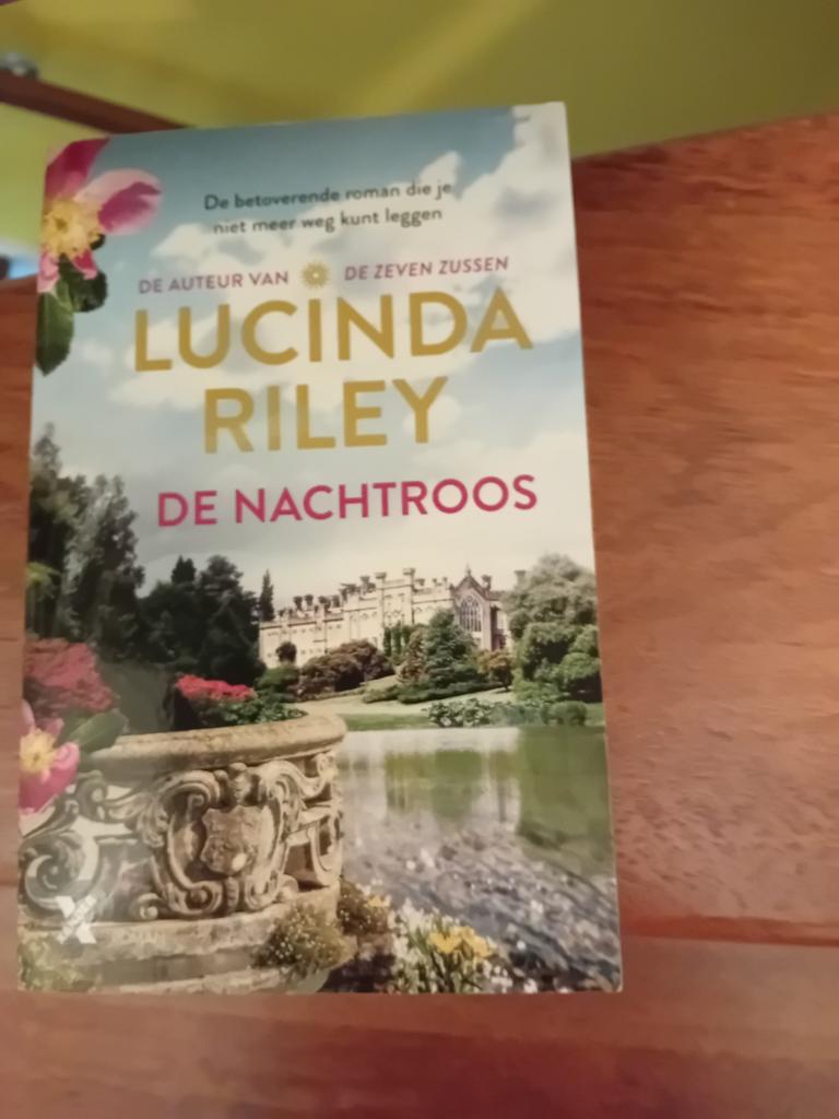 Lucinda Riley - De nachtroos, Ophalen of Verzenden, Zo goed als nieuw, Lucinda Riley