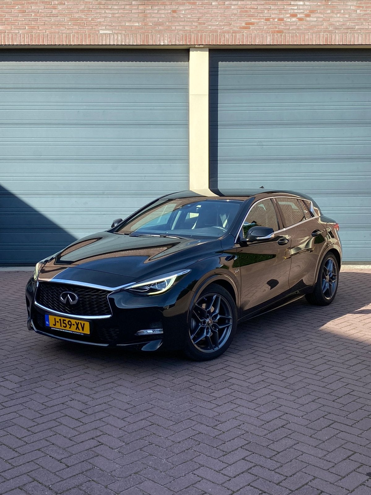 Infiniti Q30 2.0 S D 155KW AUT 4WD 2017 Zwart, Auto's, Automaat, Lichtsensor, 15 km/l, 4 cilinders