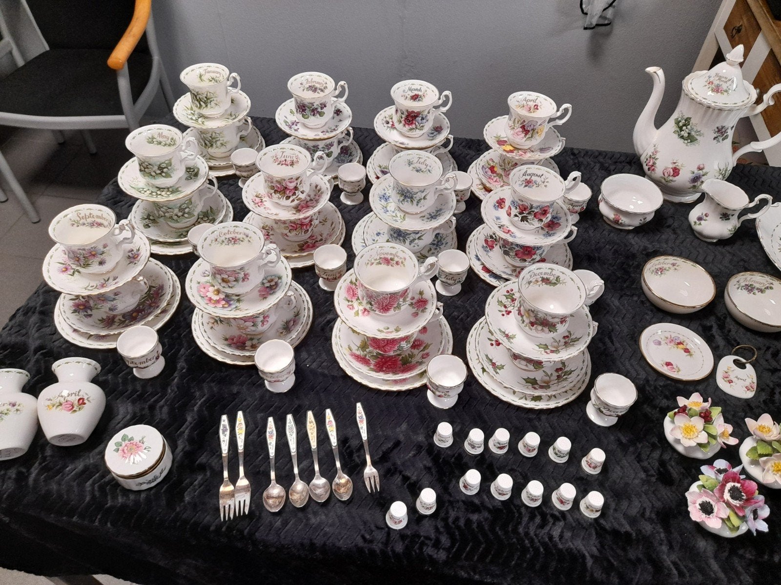 Veel royal albert flower of the month, Antiek en Kunst, Ophalen of Verzenden