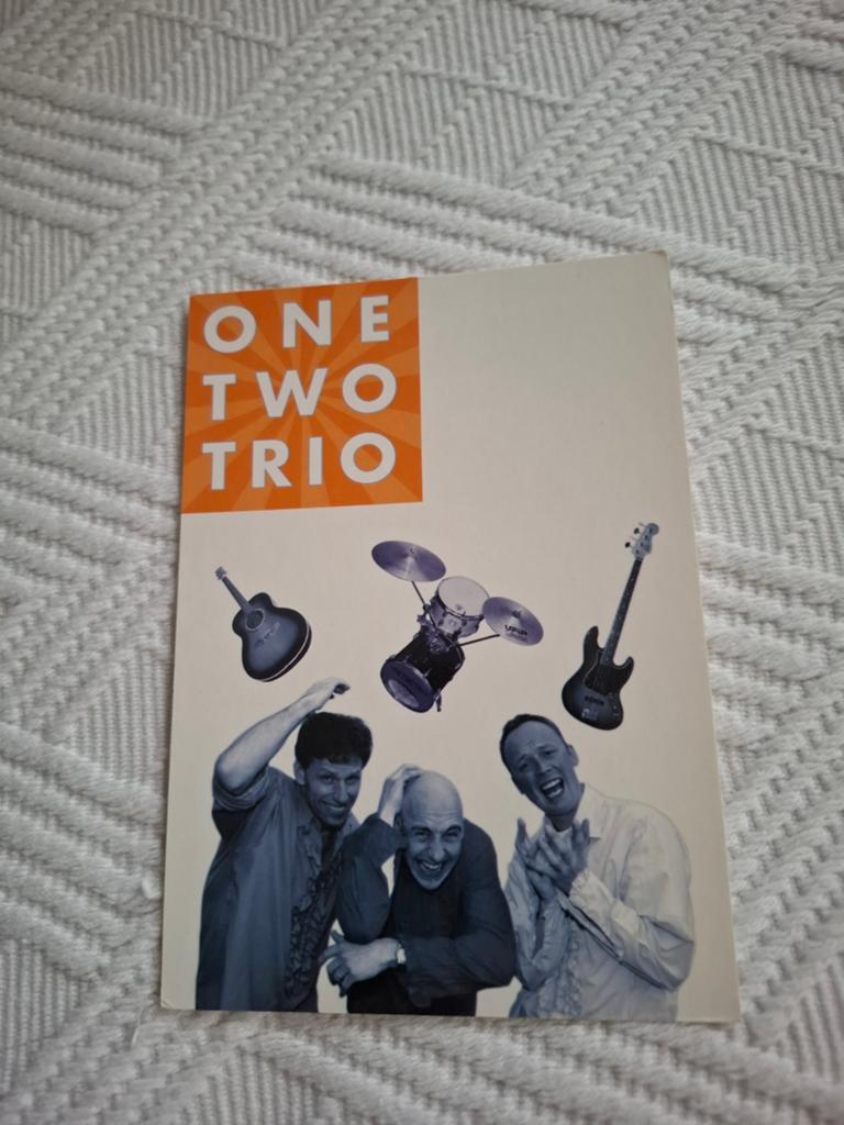 Gesigneerde fotokaart van feestband One Two Trio, Ophalen, Zo goed als nieuw, Foto of Kaart, Gesigneerd