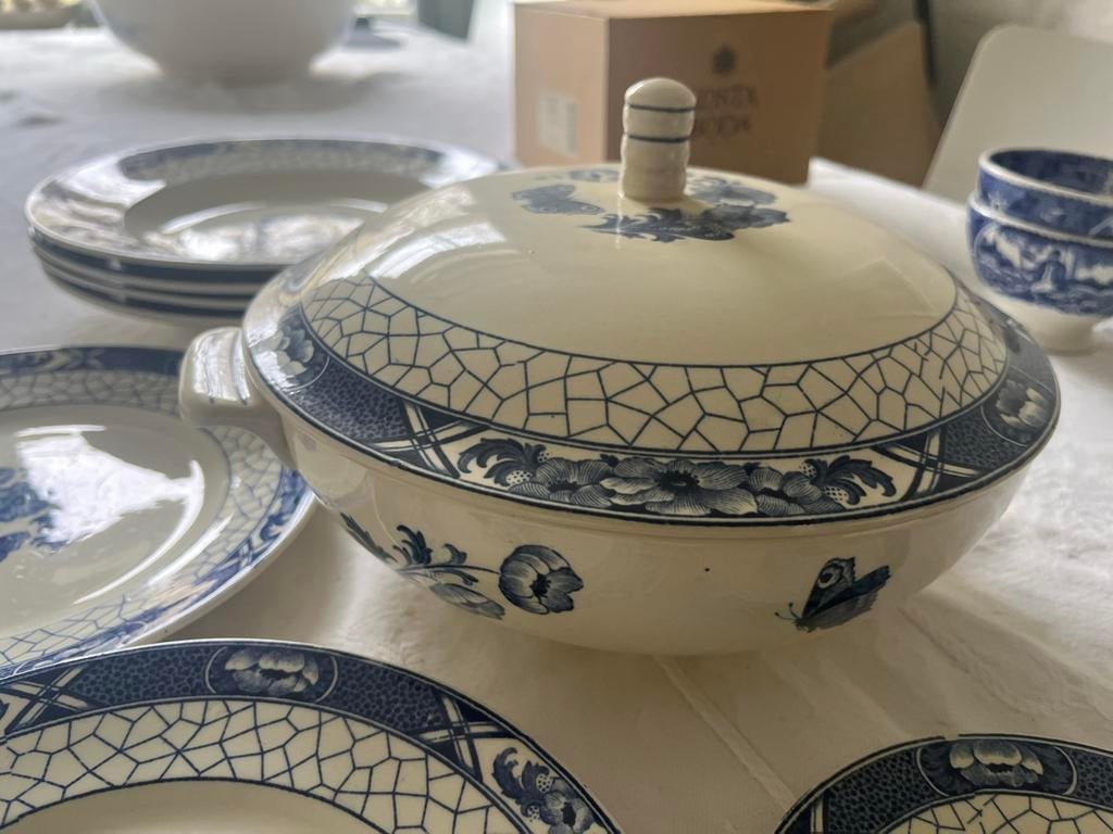 Butterfly van Regout, dekschaal en borden, blauw-wit decor, Ophalen, Gebruikt, Keramiek, Overige stijlen