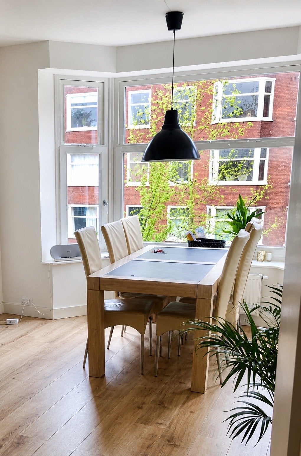 Eettafel, 2 crème leren stoelen en lamp, Ophalen, Gebruikt, 4 tot 6 stoelen