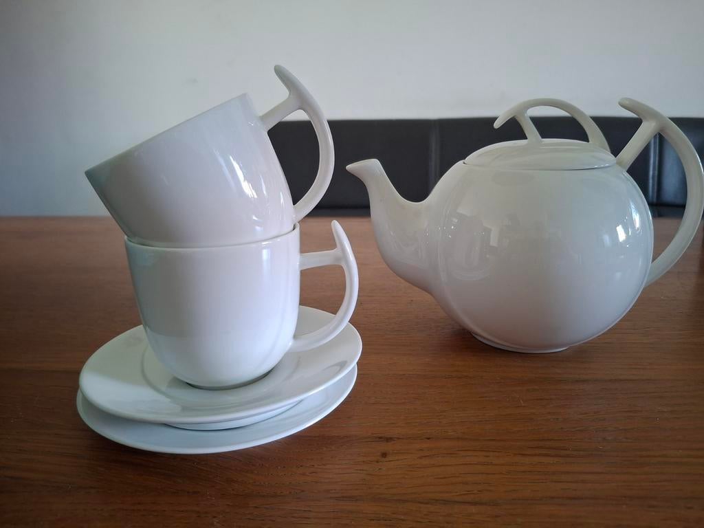 Witte porseleinen theepot met 2 witte theekopjes en schotels, Huis en Inrichting, Keuken | Servies, Ophalen of Verzenden, Zo goed als nieuw