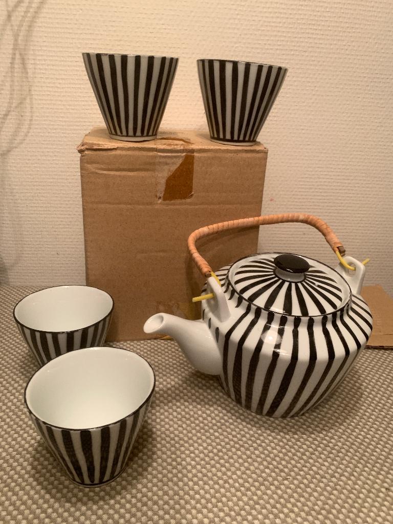 Douwe Egberts Theepot met 4 Kopjes - Zwart Wit, Huis en Inrichting, Keuken | Servies, Nieuw, Ophalen of Verzenden, Overige stijlen
