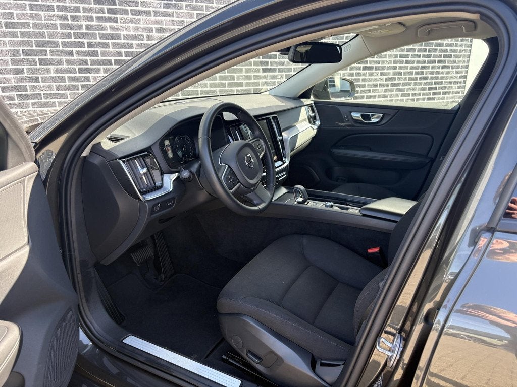 Volvo V60 2.0 B3 Essential Edition | Achteruitrijcamera | Pa, 12 maanden, Stof, Euro 6, 4 cilinders
