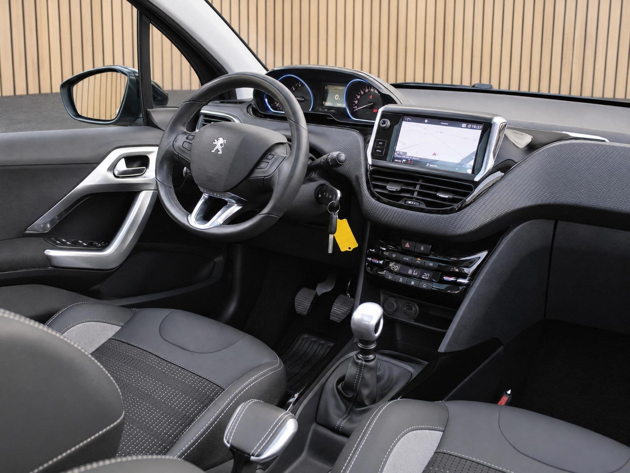 Peugeot 2008 1.2 PureTech Allure | Camera/Navi/Climate/Panod, Voorwielaandrijving, 12 maanden, Stof, 1199 cc