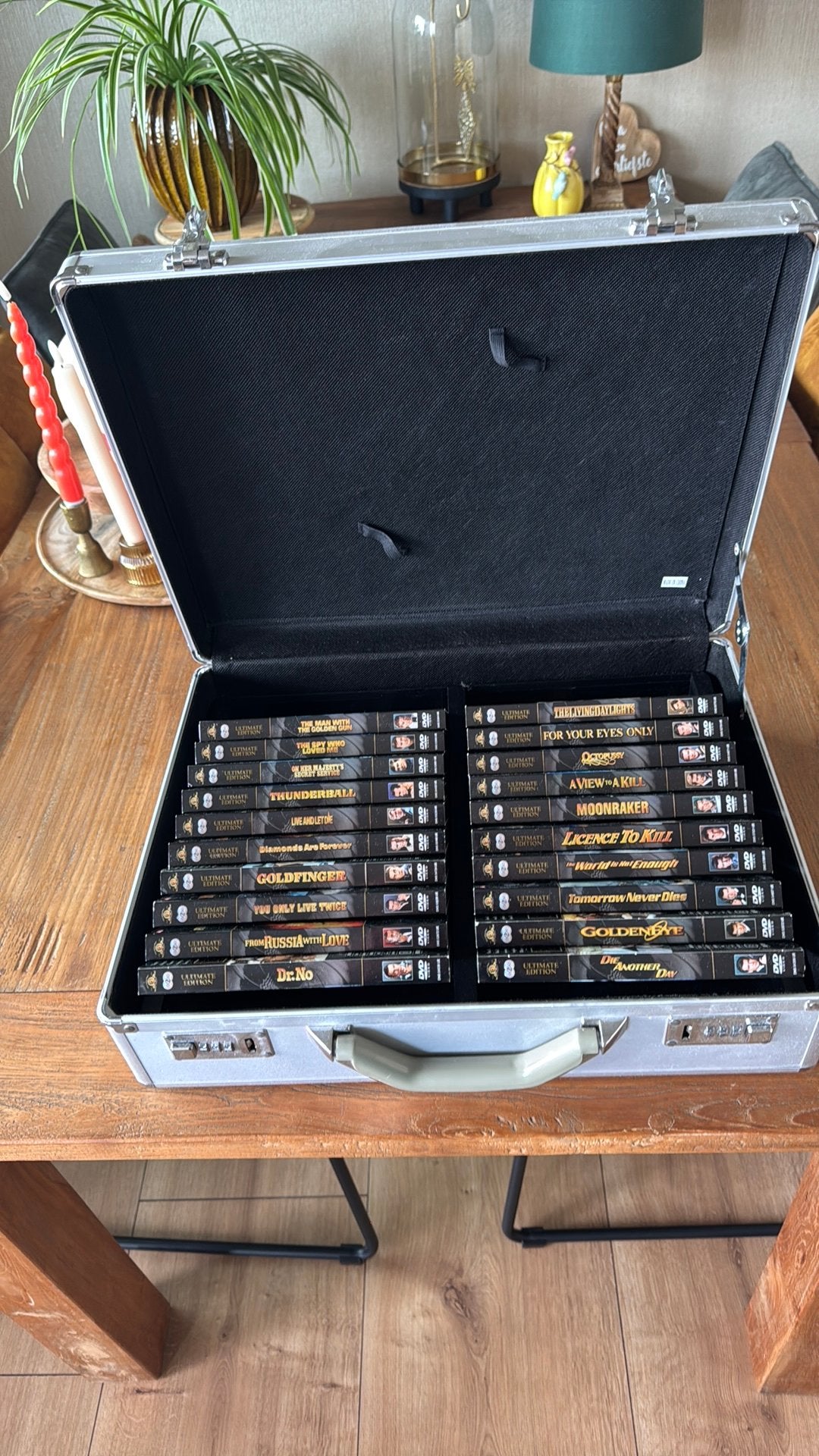Dvd koffer james bond, Vanaf 12 jaar, Ophalen of Verzenden, Gebruikt