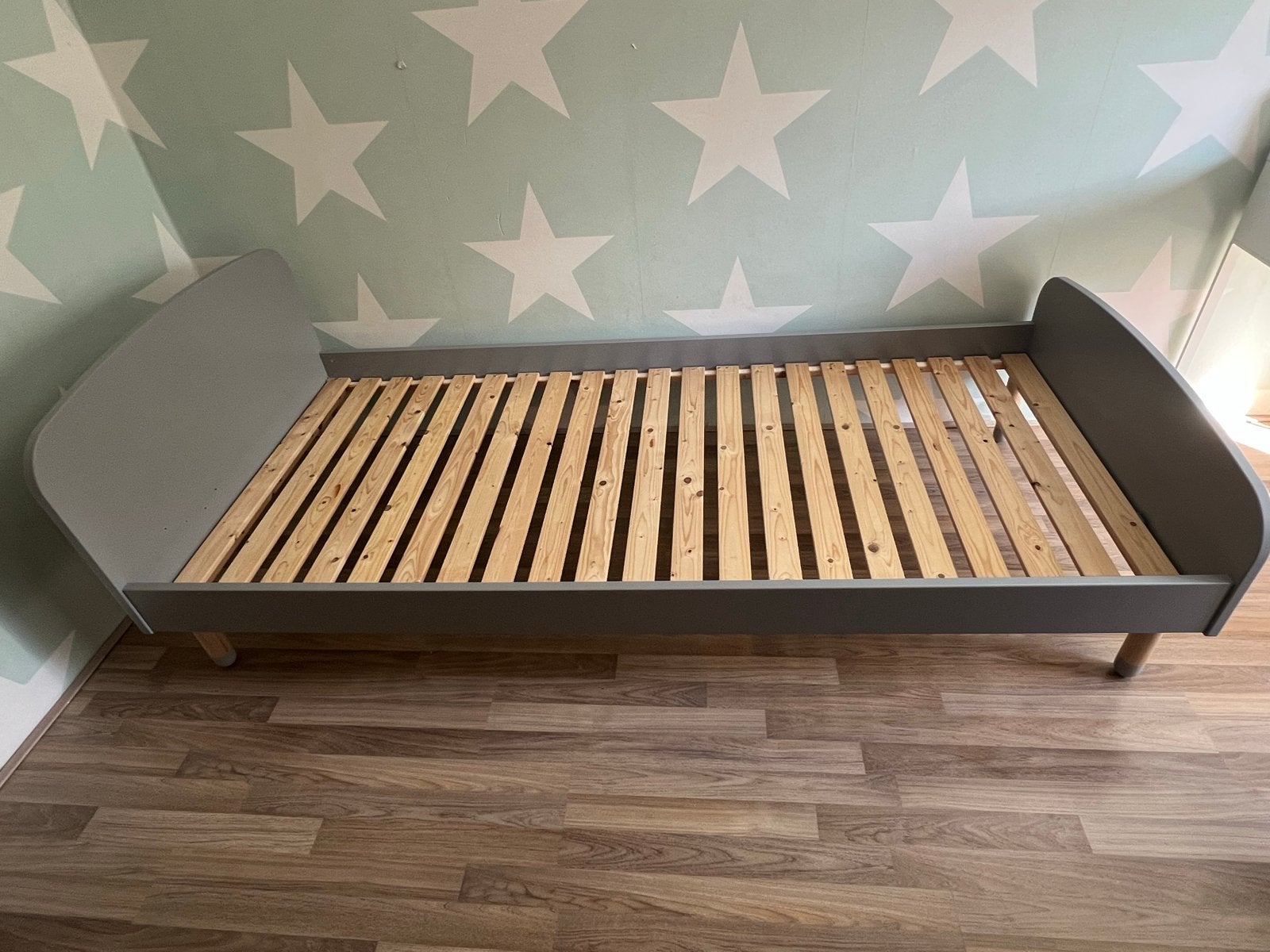 Grijs kinderbed met lattenbodem en uitvalbeveiliging, Ophalen, Overige materialen, Gebruikt, 90 cm