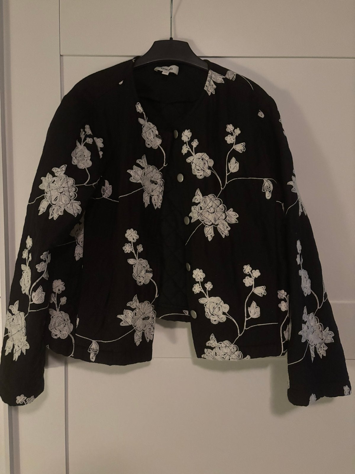 Norah Zwart Jasje met Witte Bloemenborduursels Maat 36, Ophalen of Verzenden, Nieuw, Maat 36 (S), Zwart