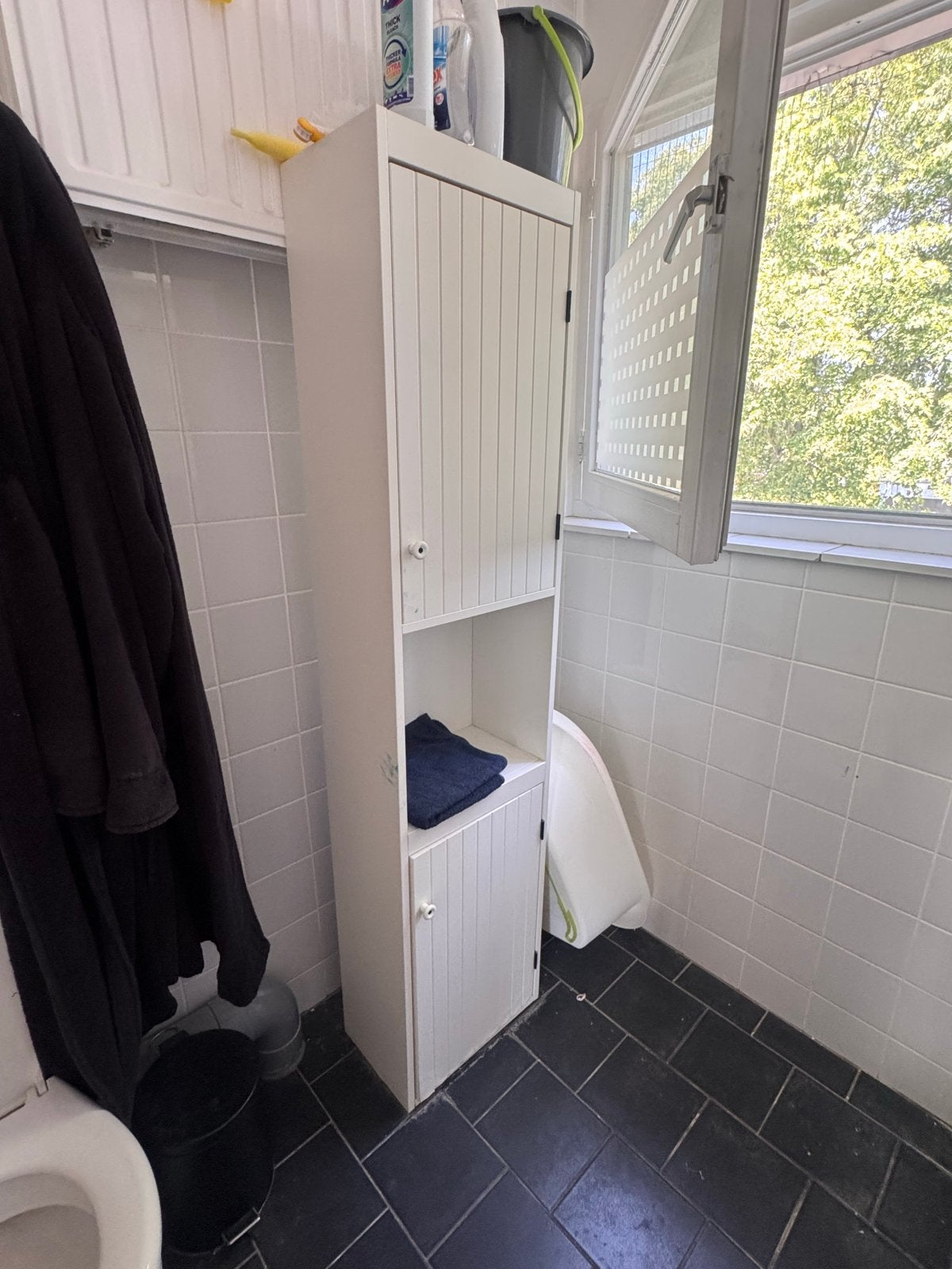 Badkamerkast met lichte beschadigingen, nog prima voor gebru, Huis en Inrichting, Badkamer | Badkamermeubels, Ophalen, (Half)hoge kast