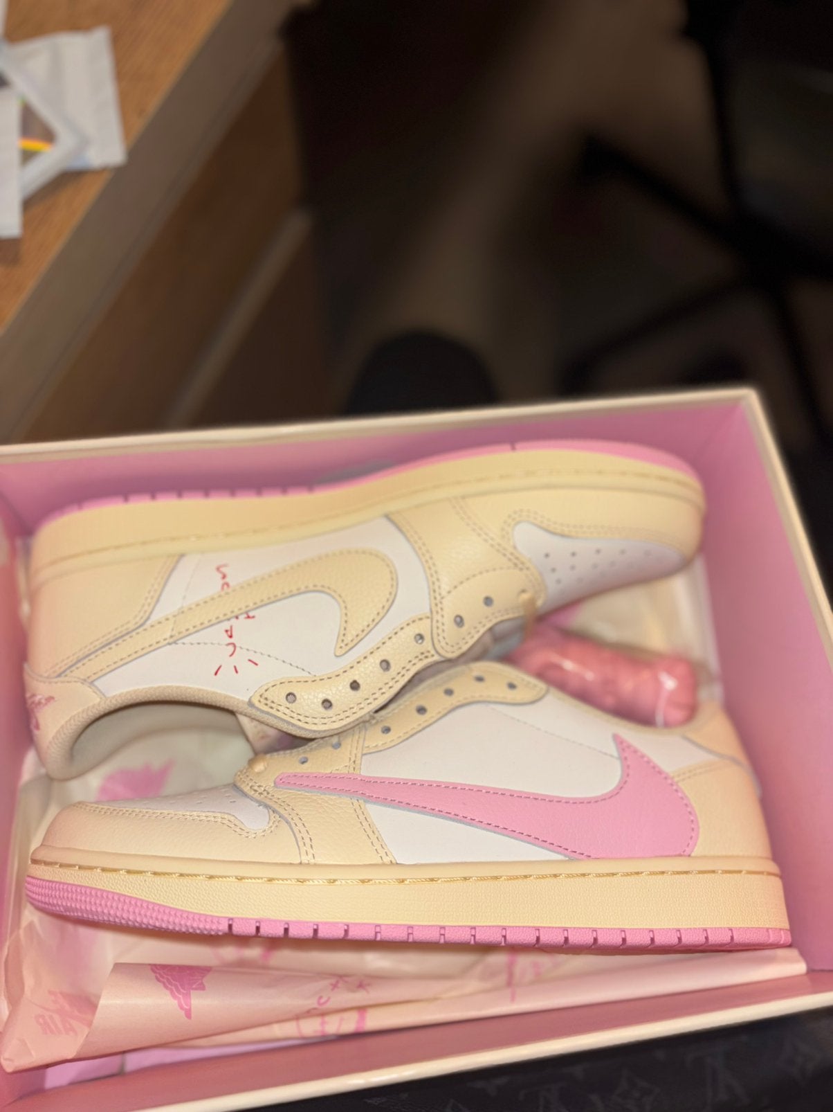 Air Jordan 1 Low OG Travis Scott Shy Pink, Ophalen of Verzenden, Zo goed als nieuw, Roze, Sneakers of Gympen