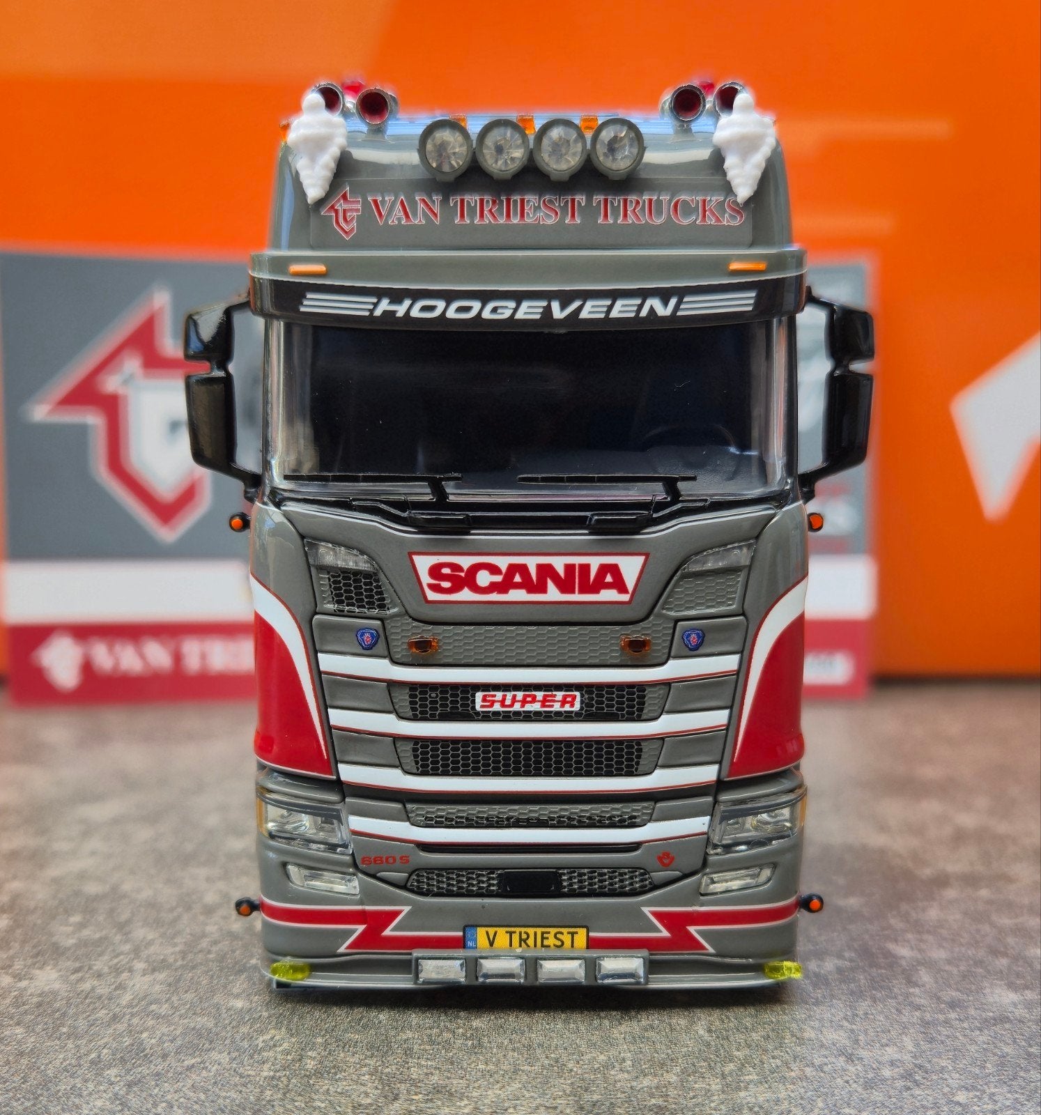 Wsi Scania 660S van Triest Trucks, Hobby en Vrije tijd, Modelauto's | 1:50, Ophalen of Verzenden, Nieuw, Bus of Vrachtwagen, Wsi
