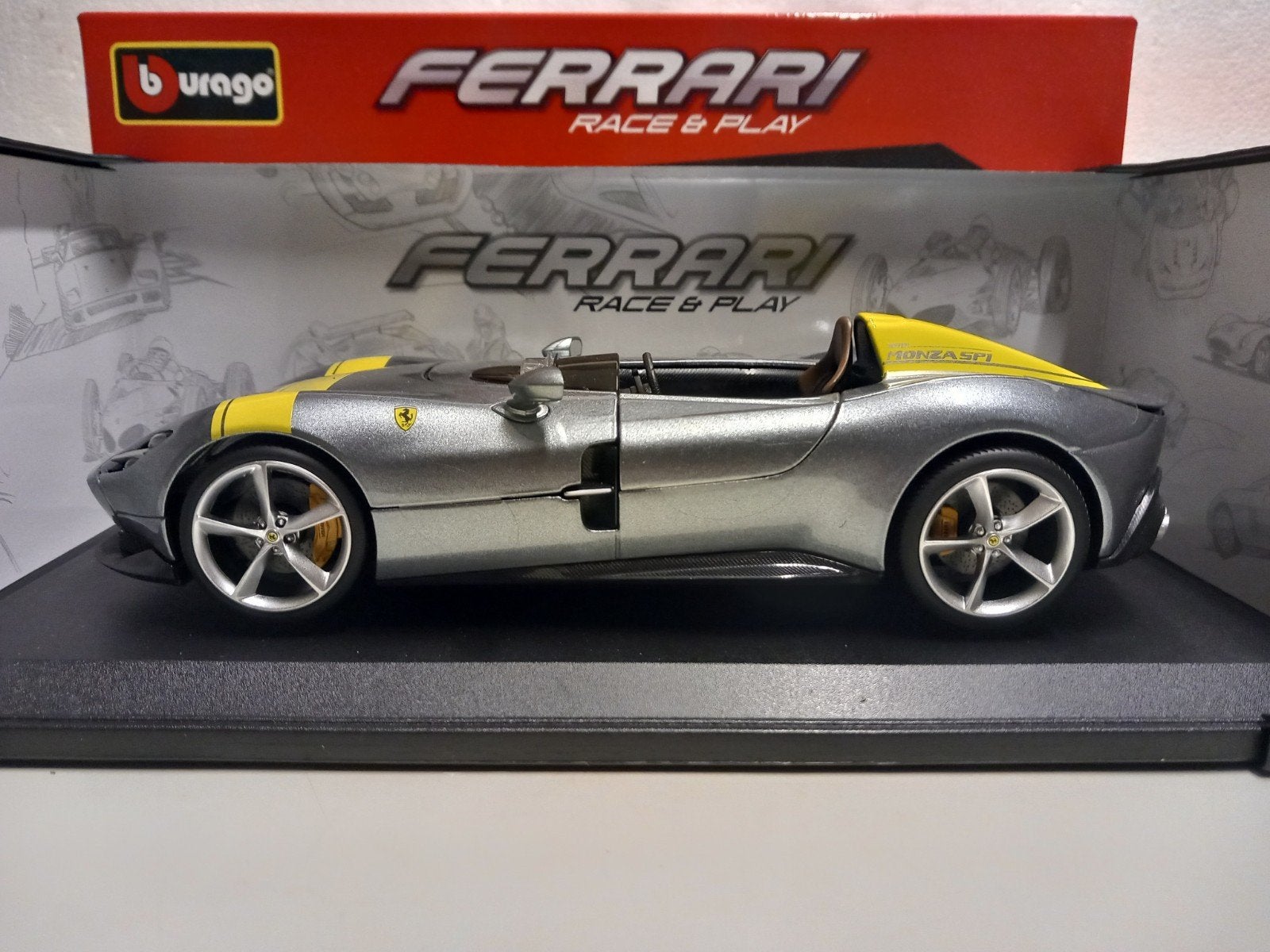 Ferrari Monza SP-1 zilvergrijs Bburago metal 1:18 KRD, Hobby en Vrije tijd, Modelauto's | 1:18, Ophalen of Verzenden, Zo goed als nieuw