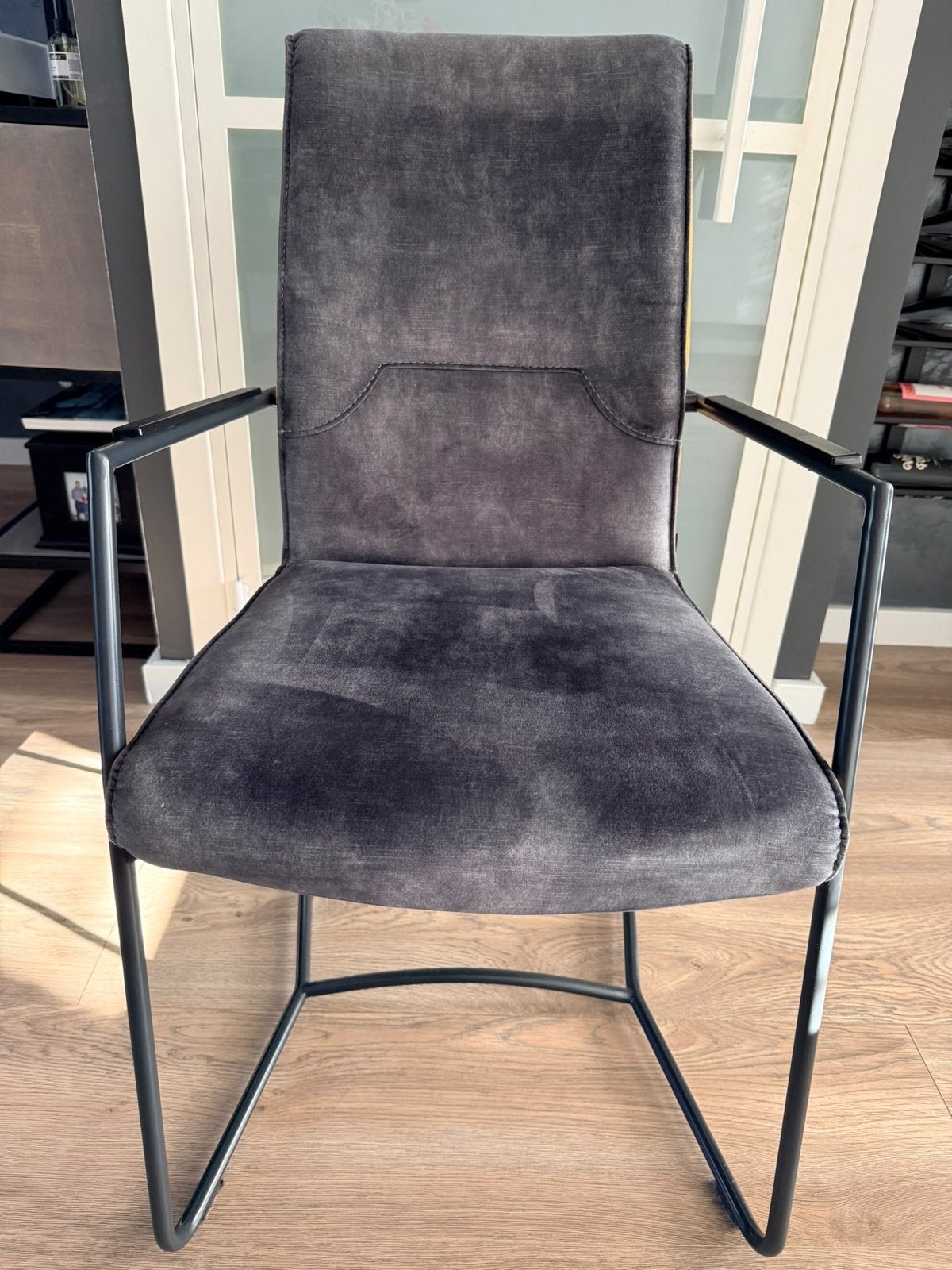 Set van 4 comfortabele eetkamerstoelen, grijs/okergeel, Huis en Inrichting, Ophalen, Gebruikt, Vier, Metaal