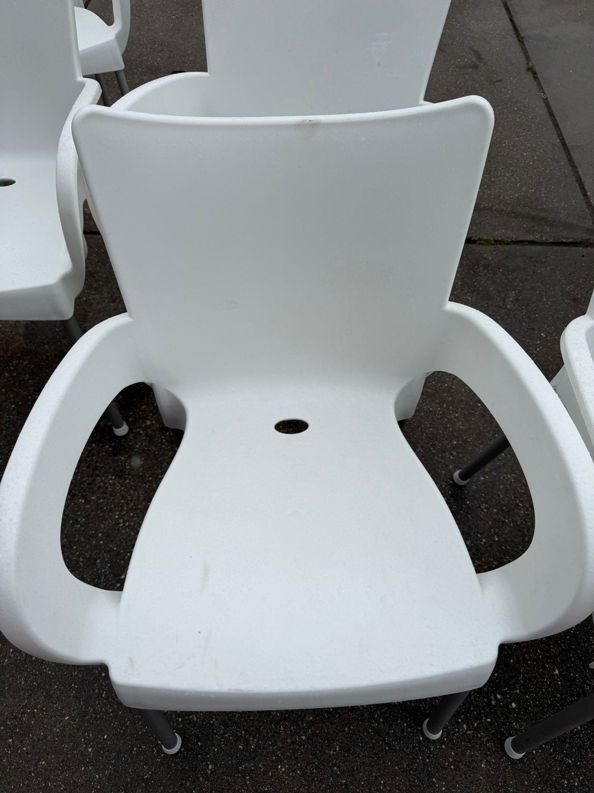 Witte stapelbare stoelen met metalen poten, Kunststof, Gebruikt, Wit, Ophalen of Verzenden