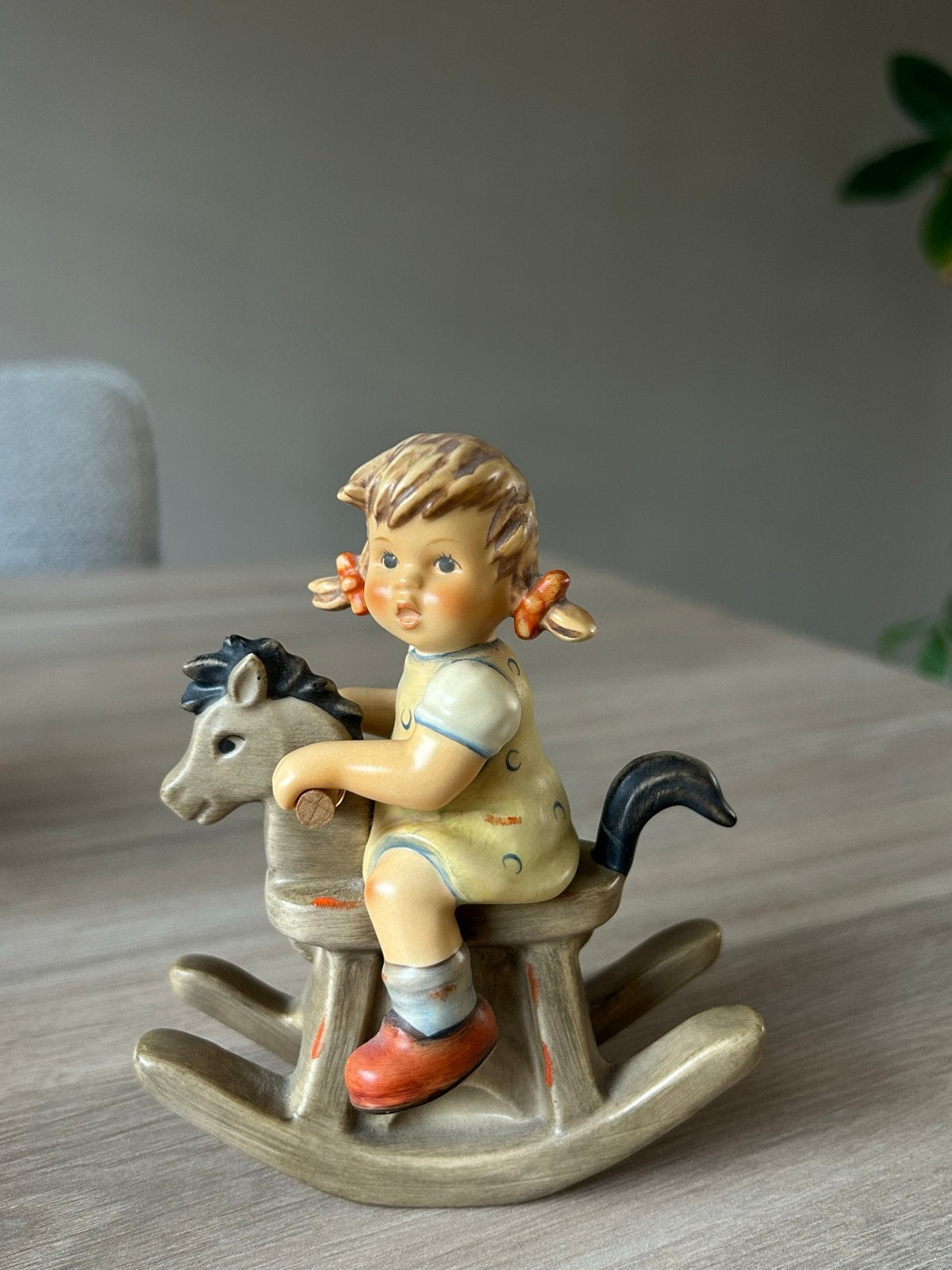 Hummel beeldje meisje op hobbelpaard - 2021/II, Verzamelen, Ophalen of Verzenden, Zo goed als nieuw