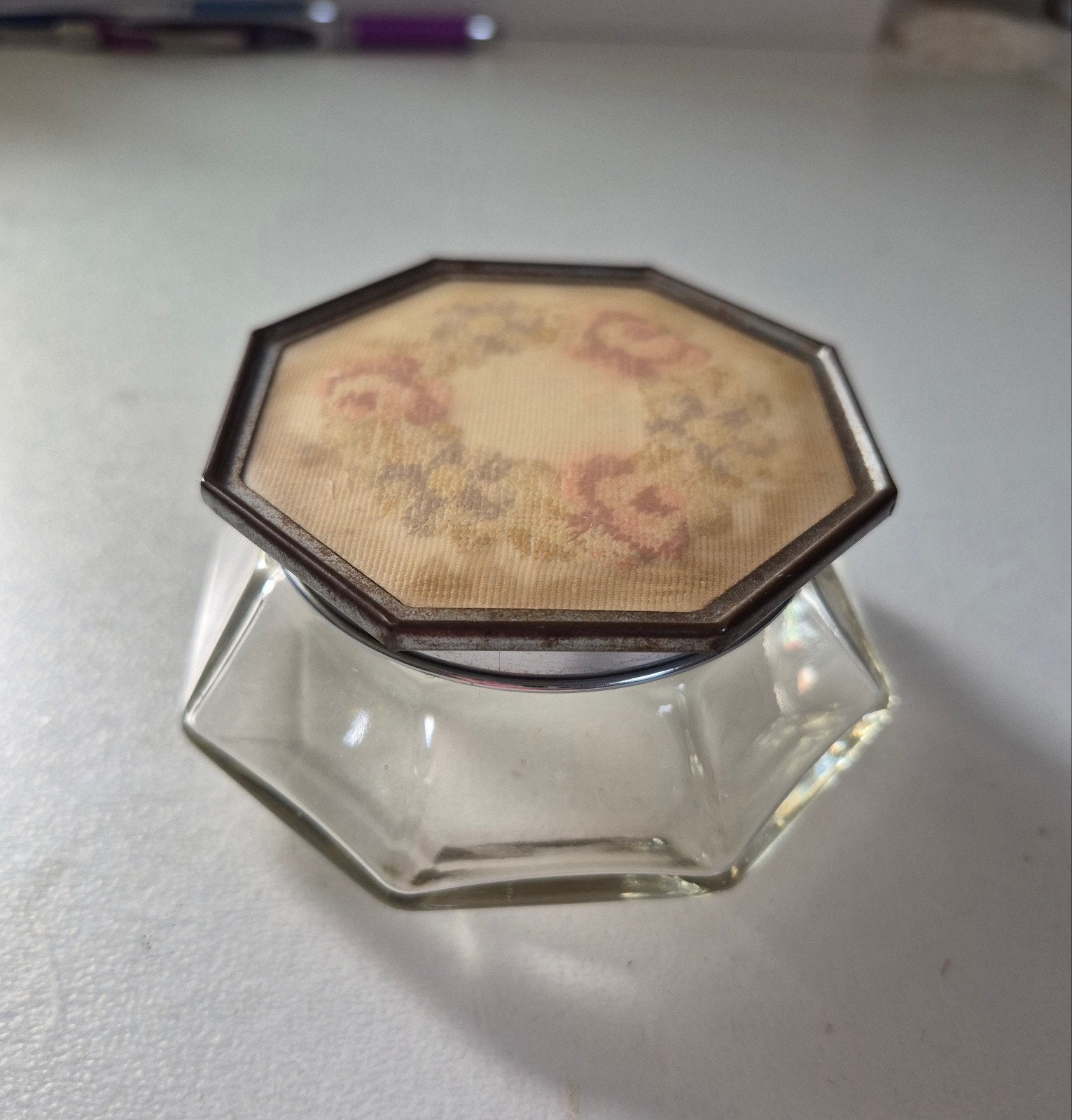 Oud glazen (poeder) potje met dekseltje met fijn borduurwerk, Ophalen of Verzenden