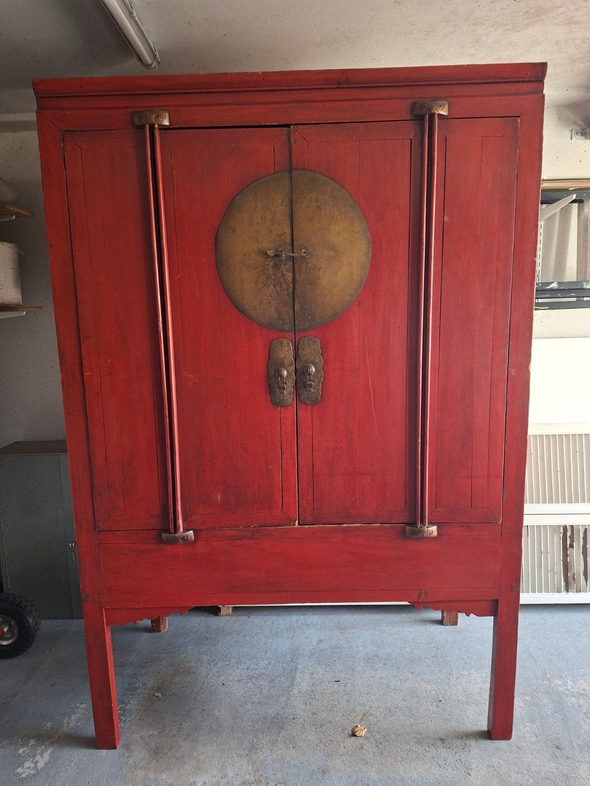 Antieke Chinese bruidskast - Rood met messing beslag, Ophalen