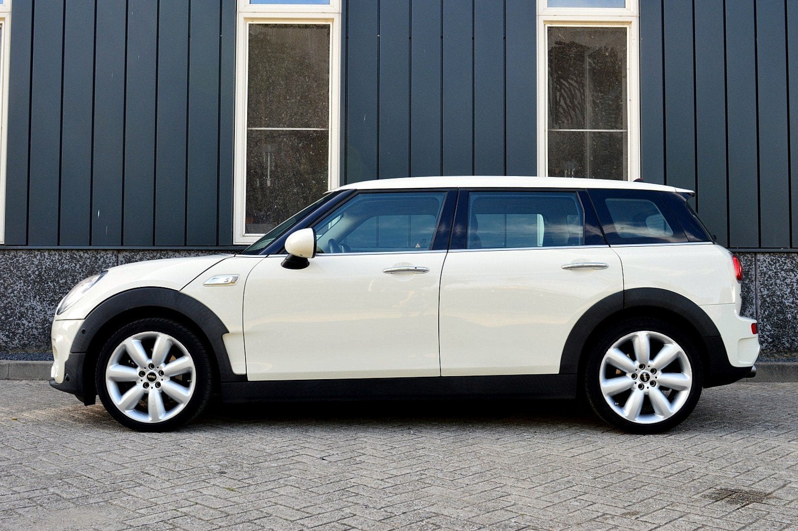MINI Clubman 2.0 Cooper S Chili Serious Business Rijklaarpri, Voorwielaandrijving, Gebruikt, Leder en Stof, Wit