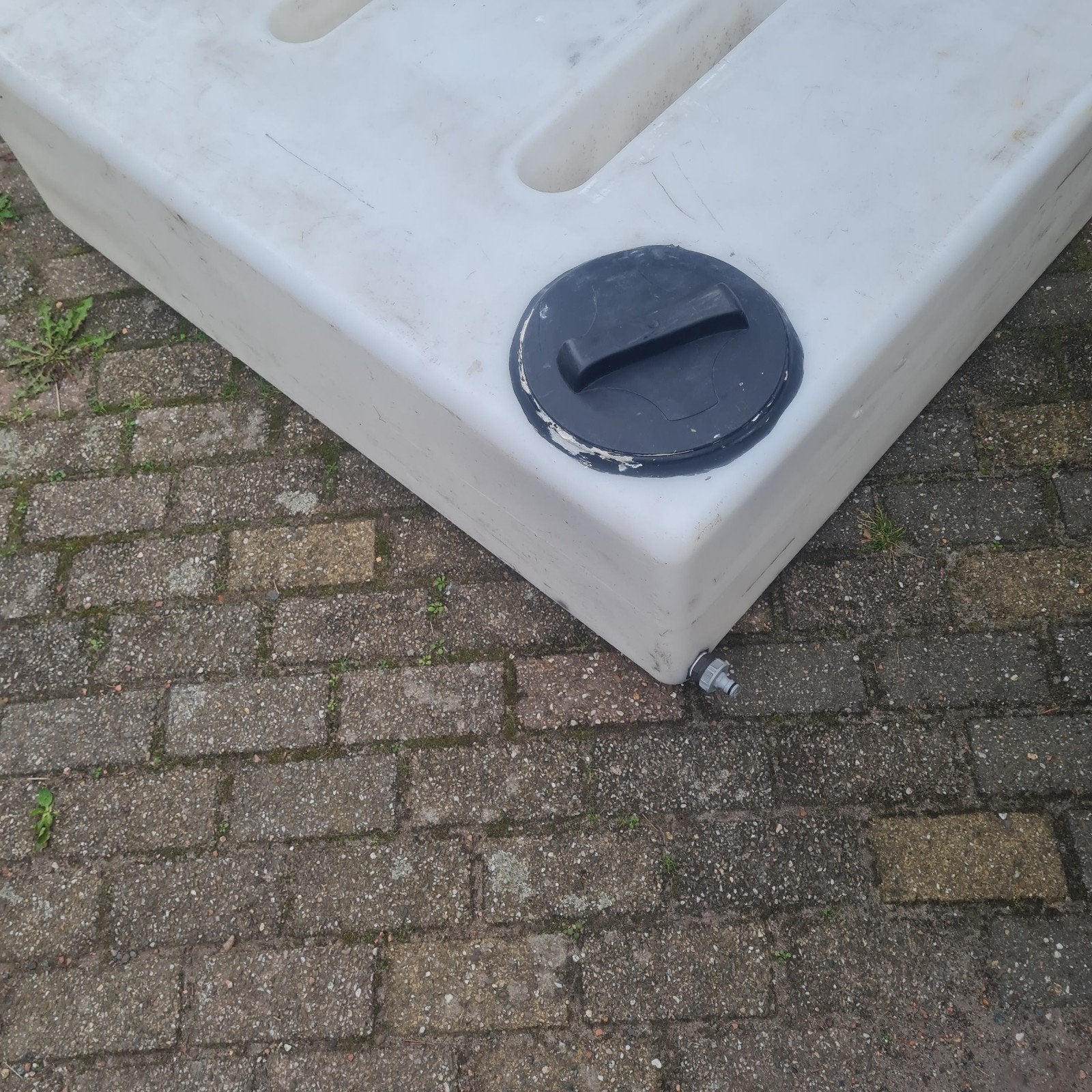 300 liter watertank met dop en afvoer, Ophalen of Verzenden, Gebruikt