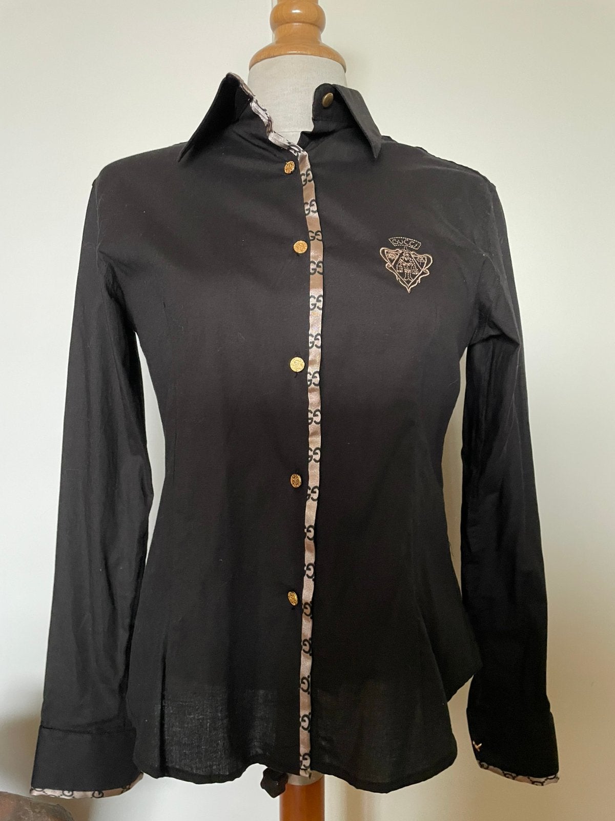 Gucci blouse zgan maat S zwart met goudkleurige knopen, Verzenden, Zo goed als nieuw, Maat 38/40 (M), Zwart