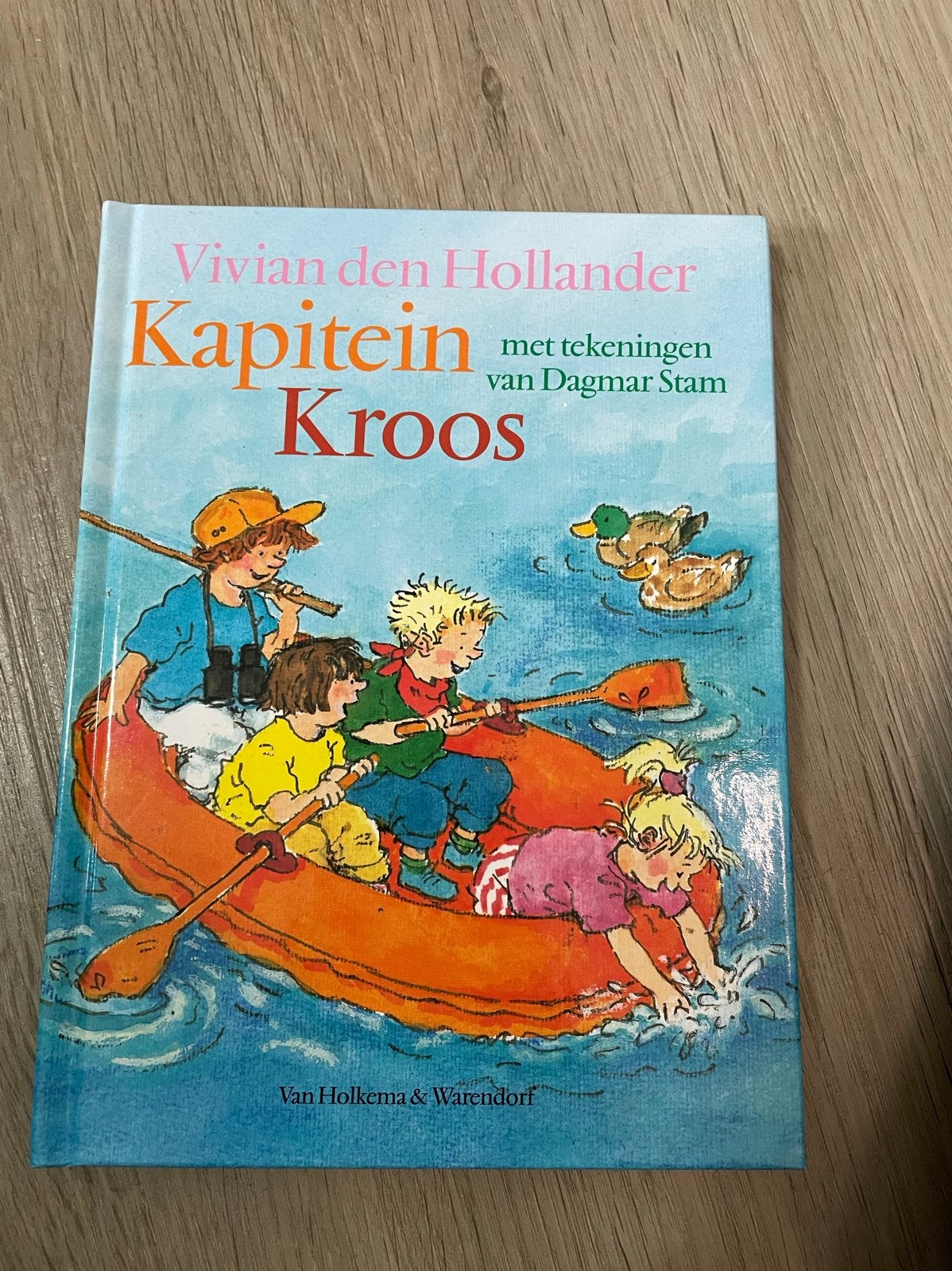 Kapitein Kroos - Vivian den Hollander, Ophalen of Verzenden, Zo goed als nieuw, Fictie algemeen