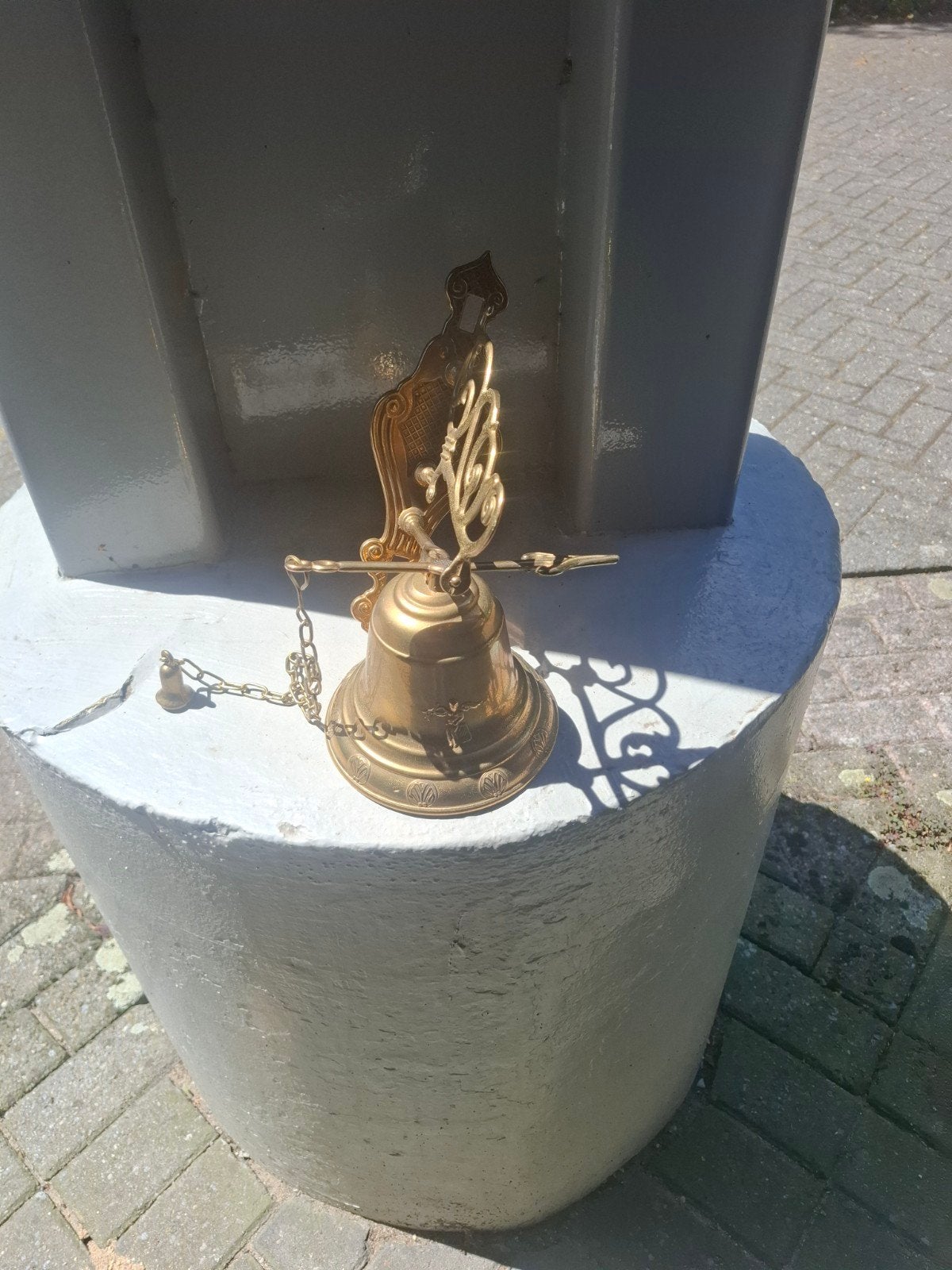 Antieke Messing Deurbel met Sierlijke Houder, Ophalen of Verzenden