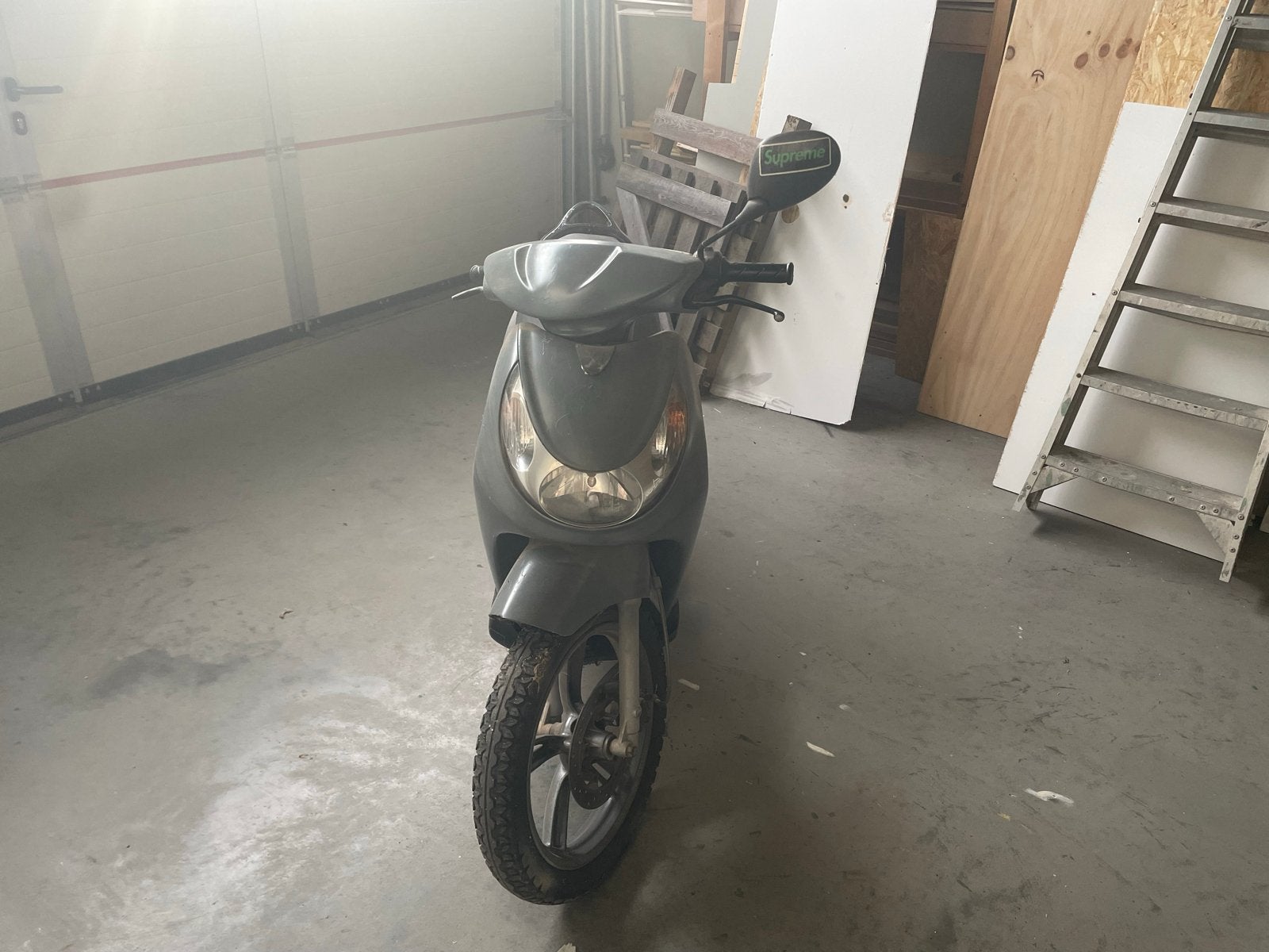 Grijze scooter opknapper, Fietsen en Brommers, Ophalen, Gebruikt, Benzine, Overige merken