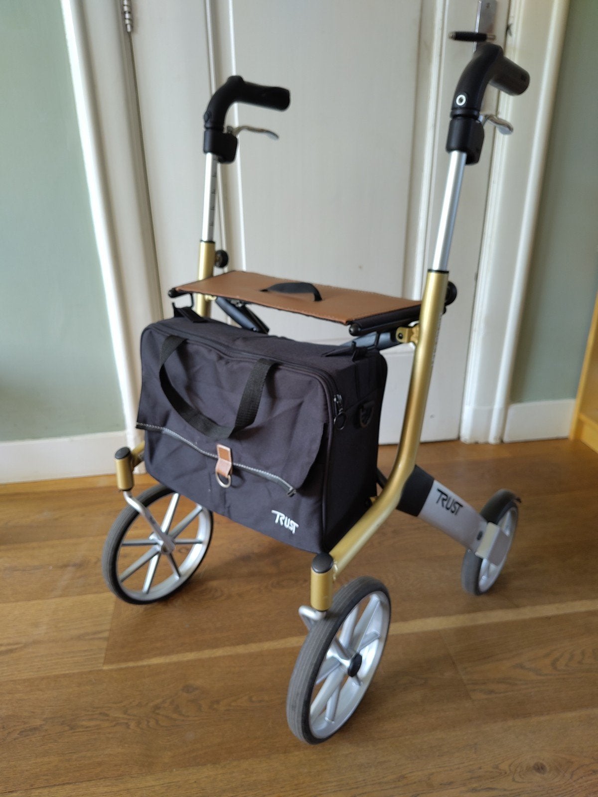 Rollator Let’s Go Out van Trust Care (6,2 kg) met tas, Diversen, Rollators, Ophalen, Lichtgewicht, Zo goed als nieuw