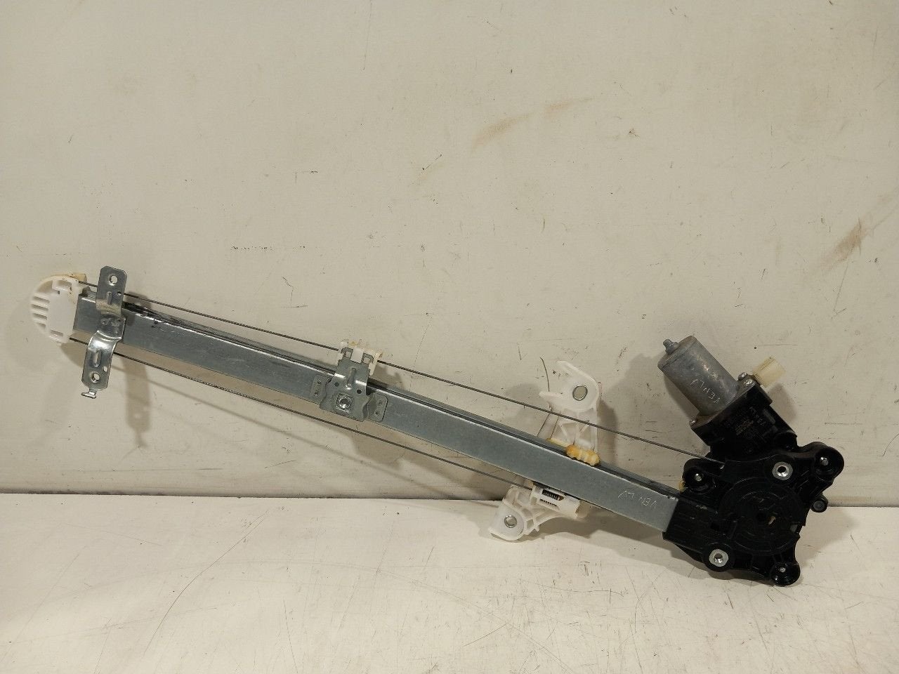 Raammechaniek elektrisch links voor Suzuki Ignis, Onderdelen@venauto.nl, Van der Ven Autorecycling B.V., Gebruikt, Ettenseweg 76, 4706 PB Roosendaal, The Netherlands