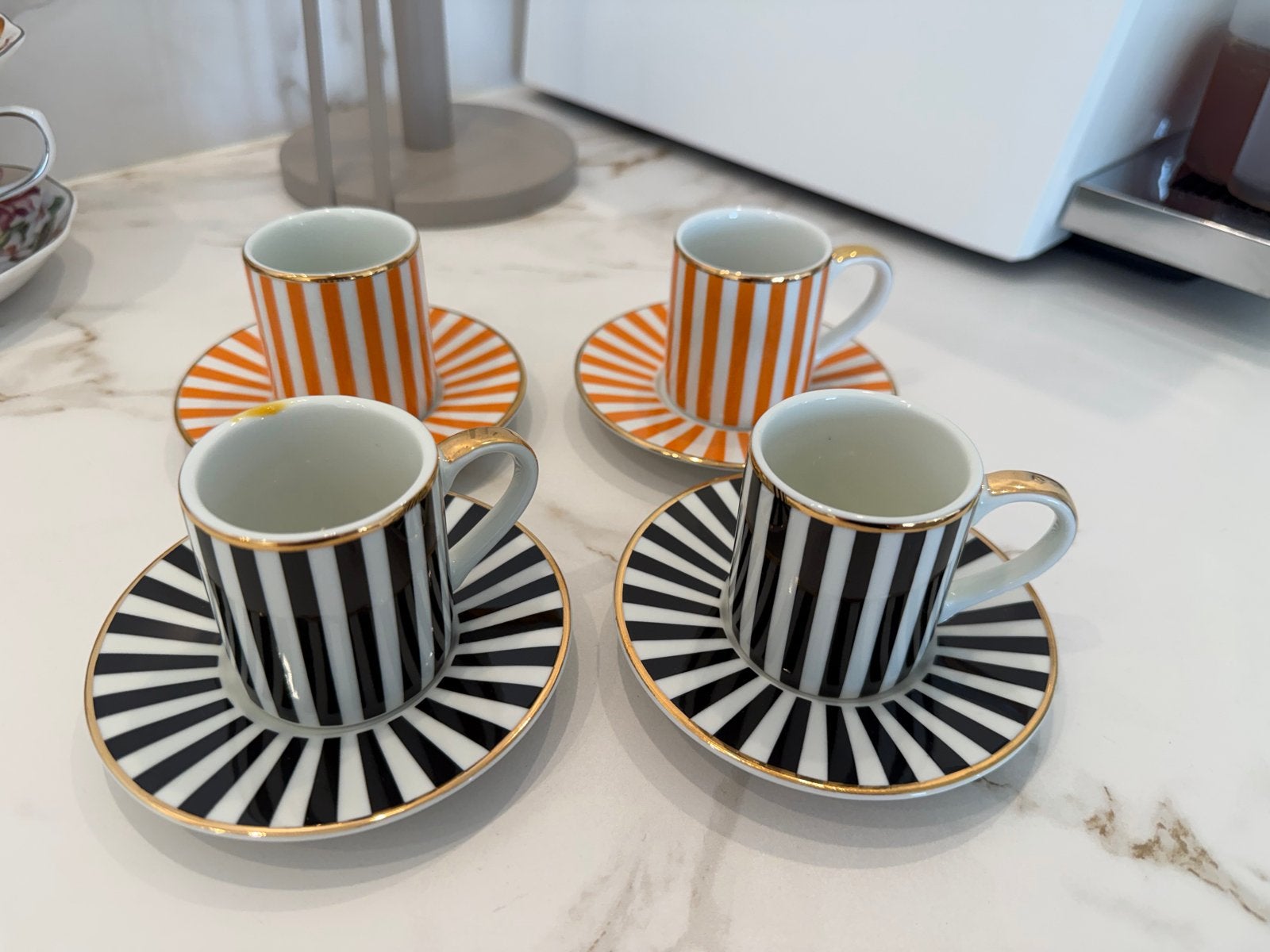 H&M Home Espresso Kopjes - Zwart/Wit & Oranje/Wit Gestreept, Overige merken, Ophalen of Verzenden, Zo goed als nieuw, Modern