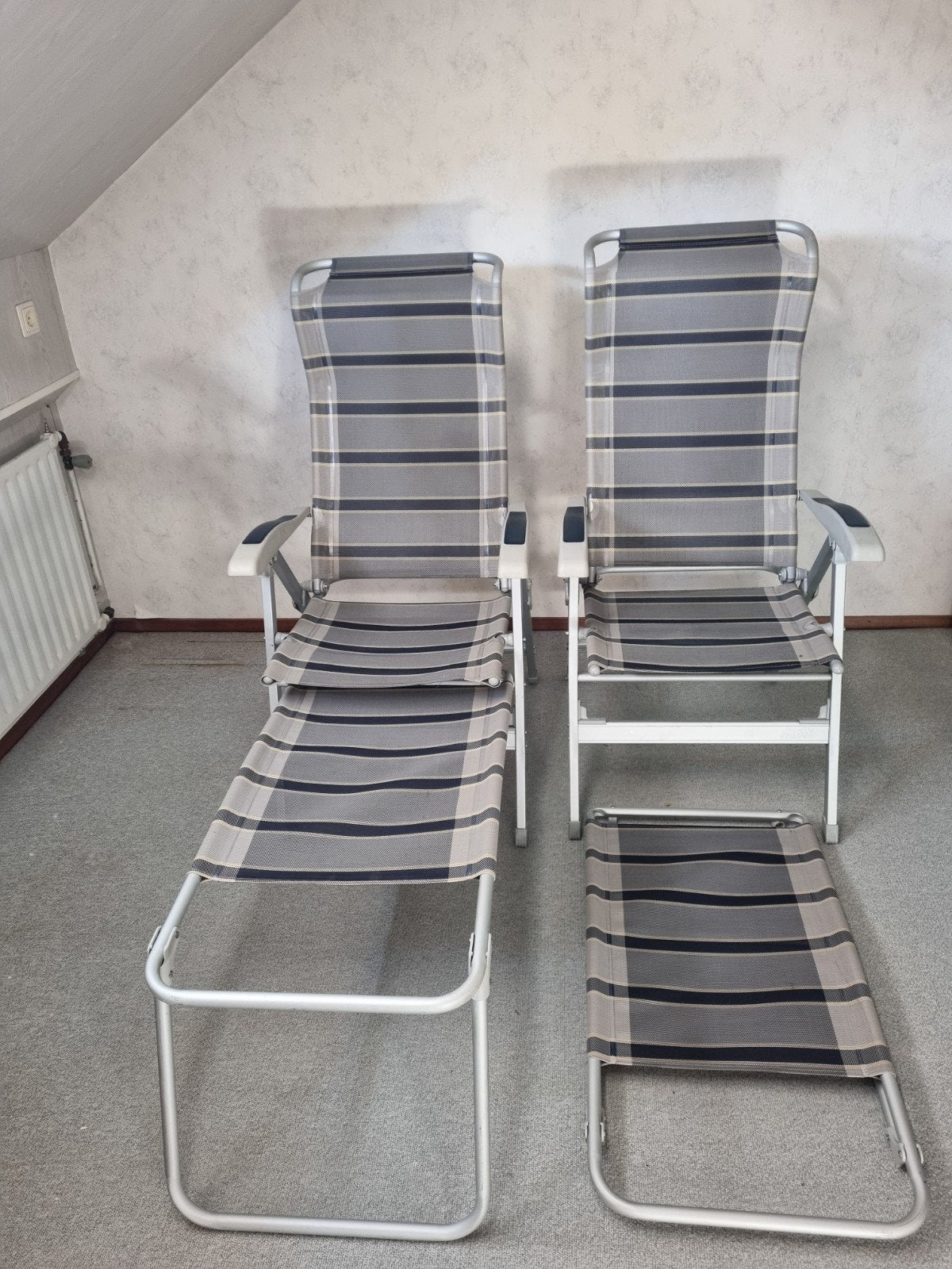 2 verstelbare campingstoelen met voetsteun, Ophalen, Zo goed als nieuw, Campingstoel