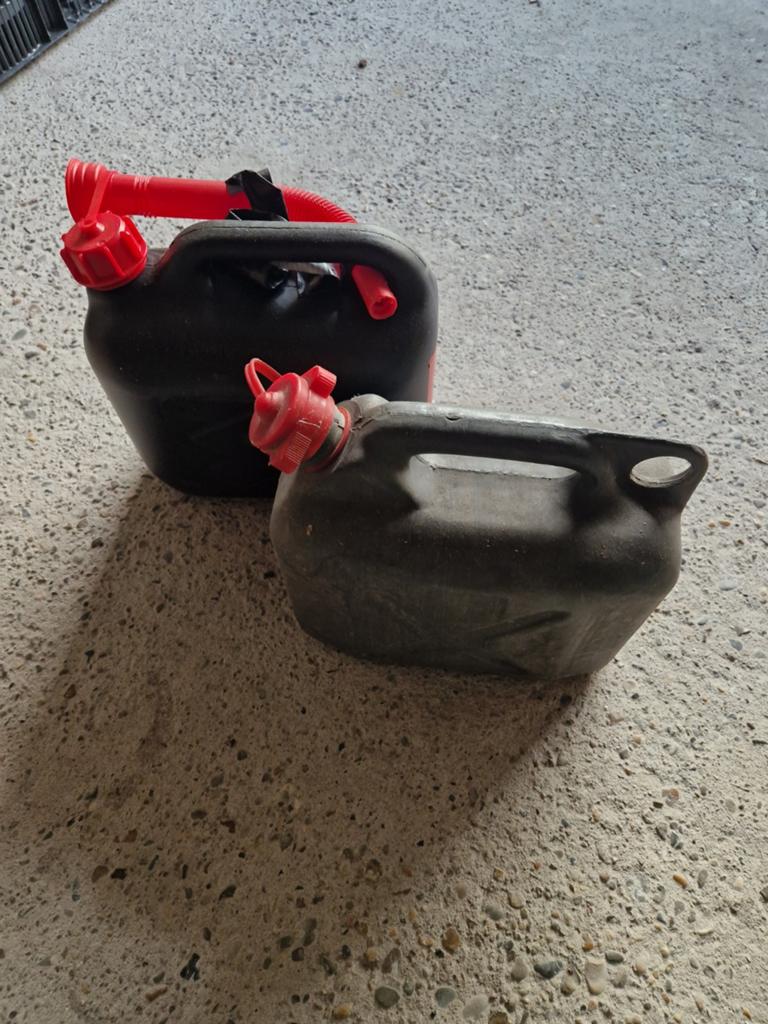 2 jerrycan van 5 L., Ophalen