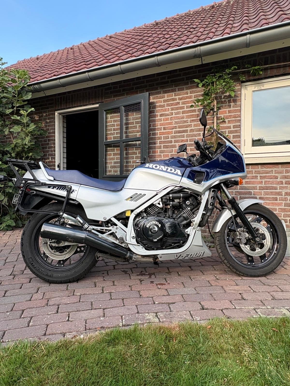 Honda VF 1000 F, 4 cilinders, Gebruikt, Particulier, Toermotor
