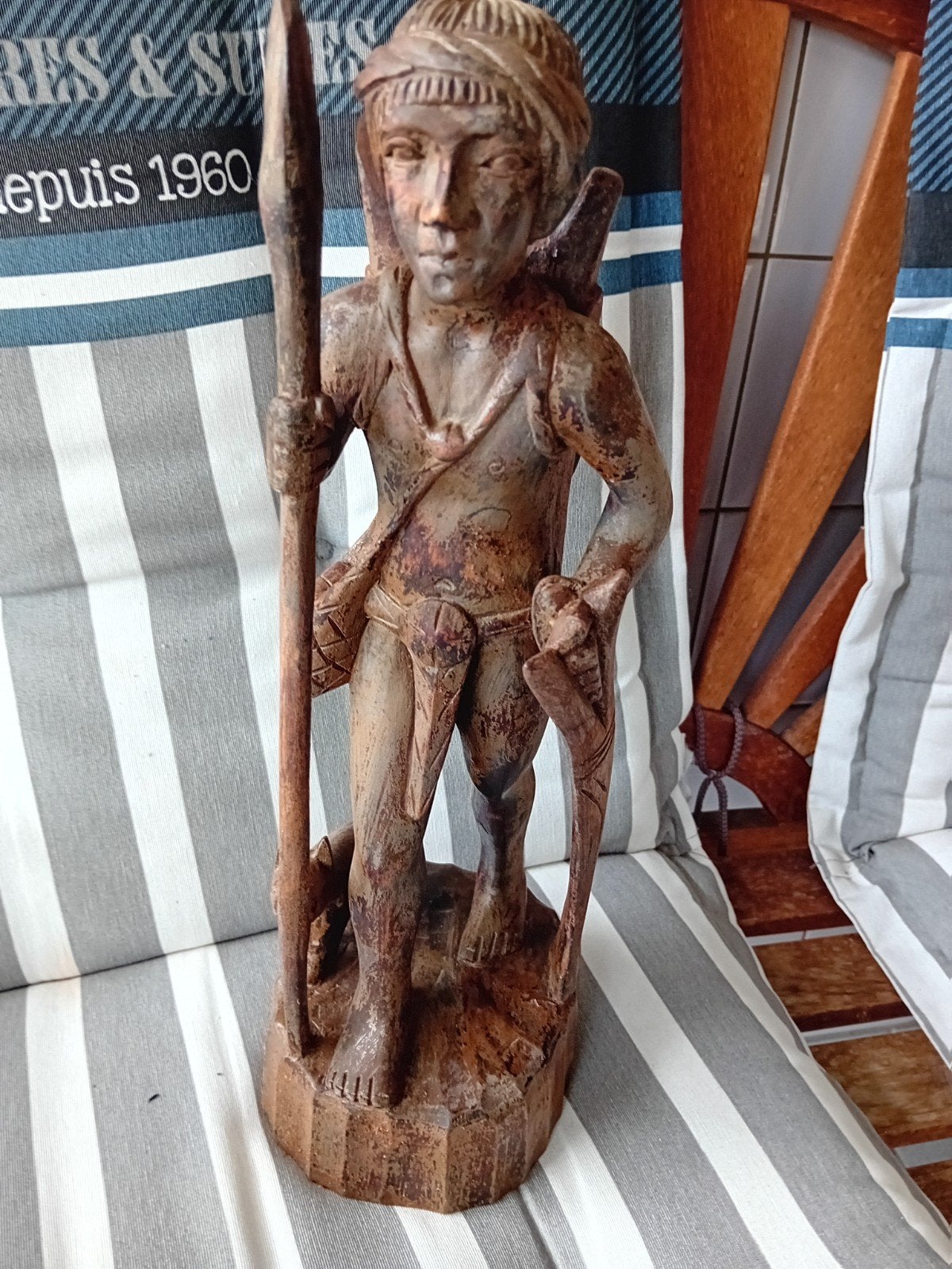 Handgesneden houten beeld - Jager met speer en hond, Ophalen of Verzenden, Handgemaakt, 20 - 50 cm, Beeld