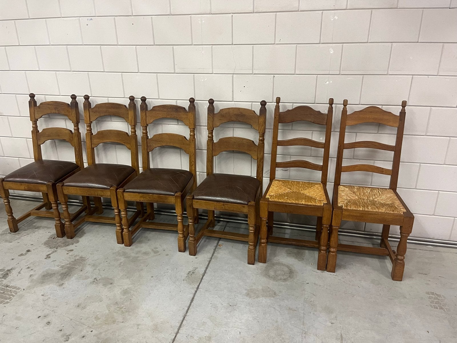 Set van 6 eikenhouten stoelen, 4 met leer, 2 met riet, Ophalen of Verzenden